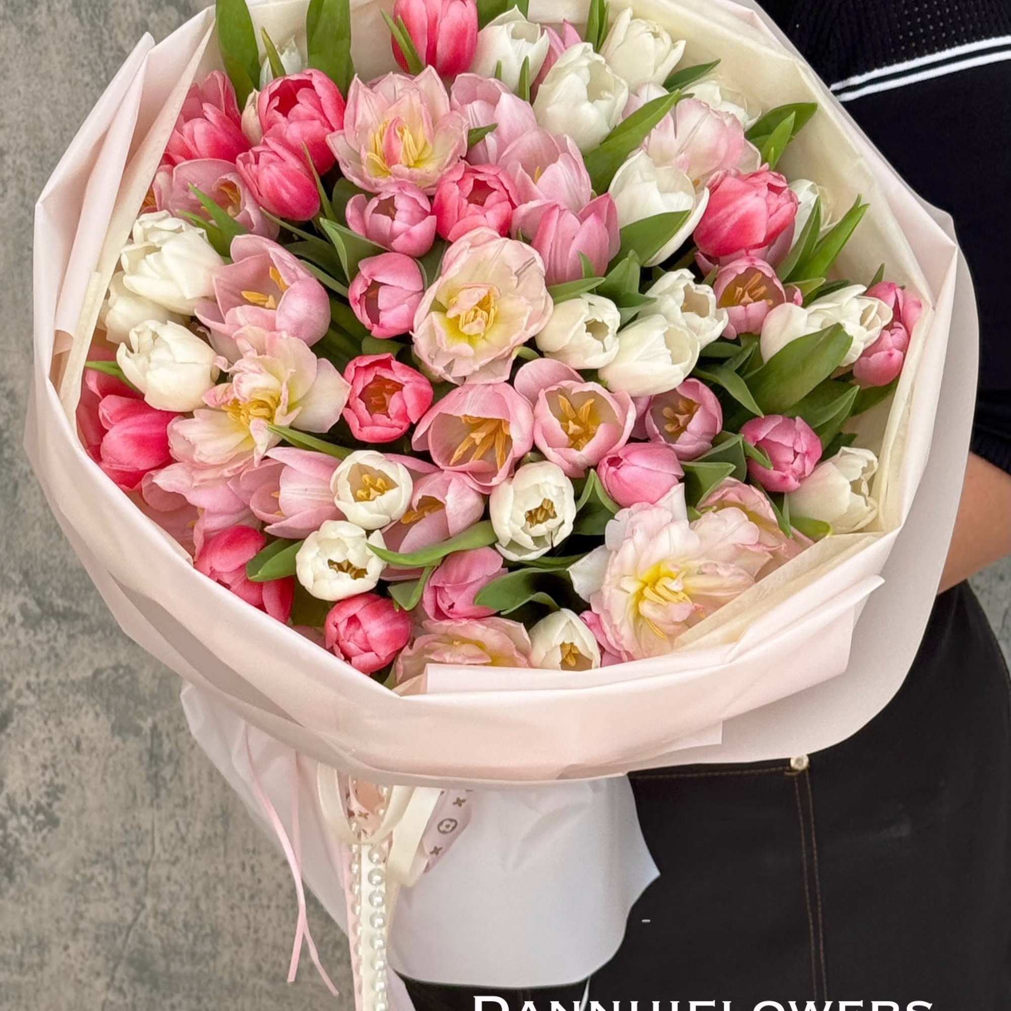This Photo is PREMIUM size 60 tulips
Standard size: 20 tulips
Deluxe: 40 tulips

Pls