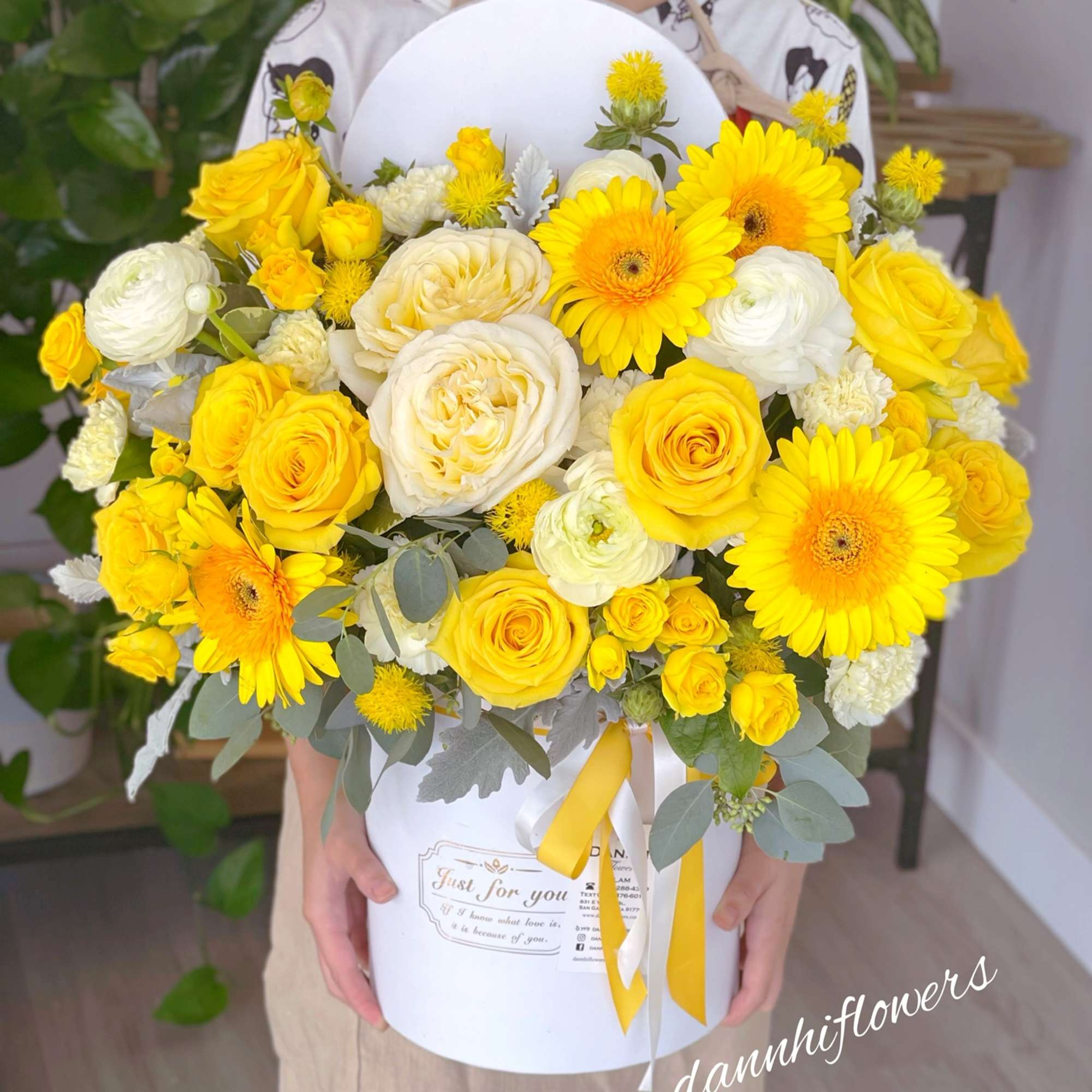 Photo is STANDARD price. DELUXE will have more roses.