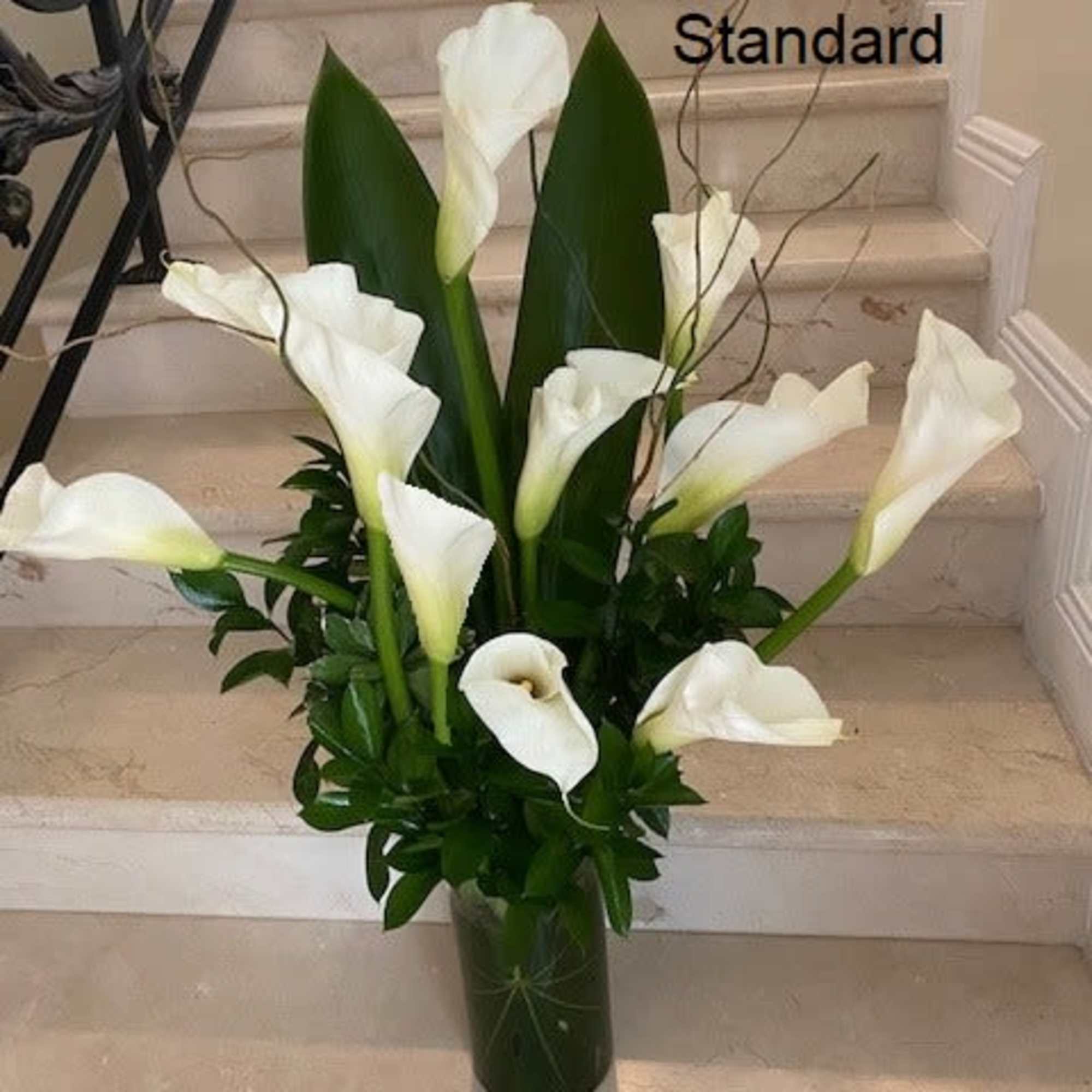 STANDARD has 10 White Callas, arranged in a vase.
DELUXE has 15 Callas