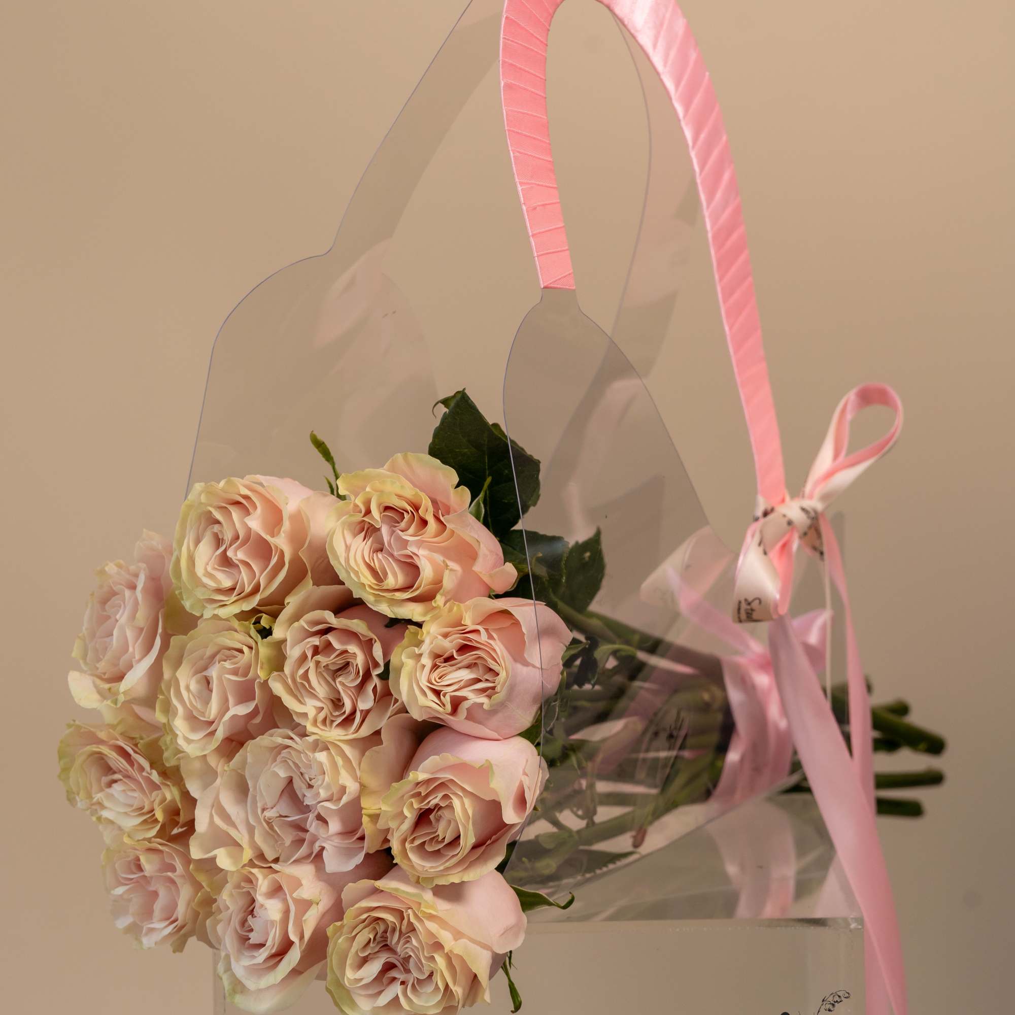 Pink Rose Tote Bouquet is the elegance and sophistication, designed for those