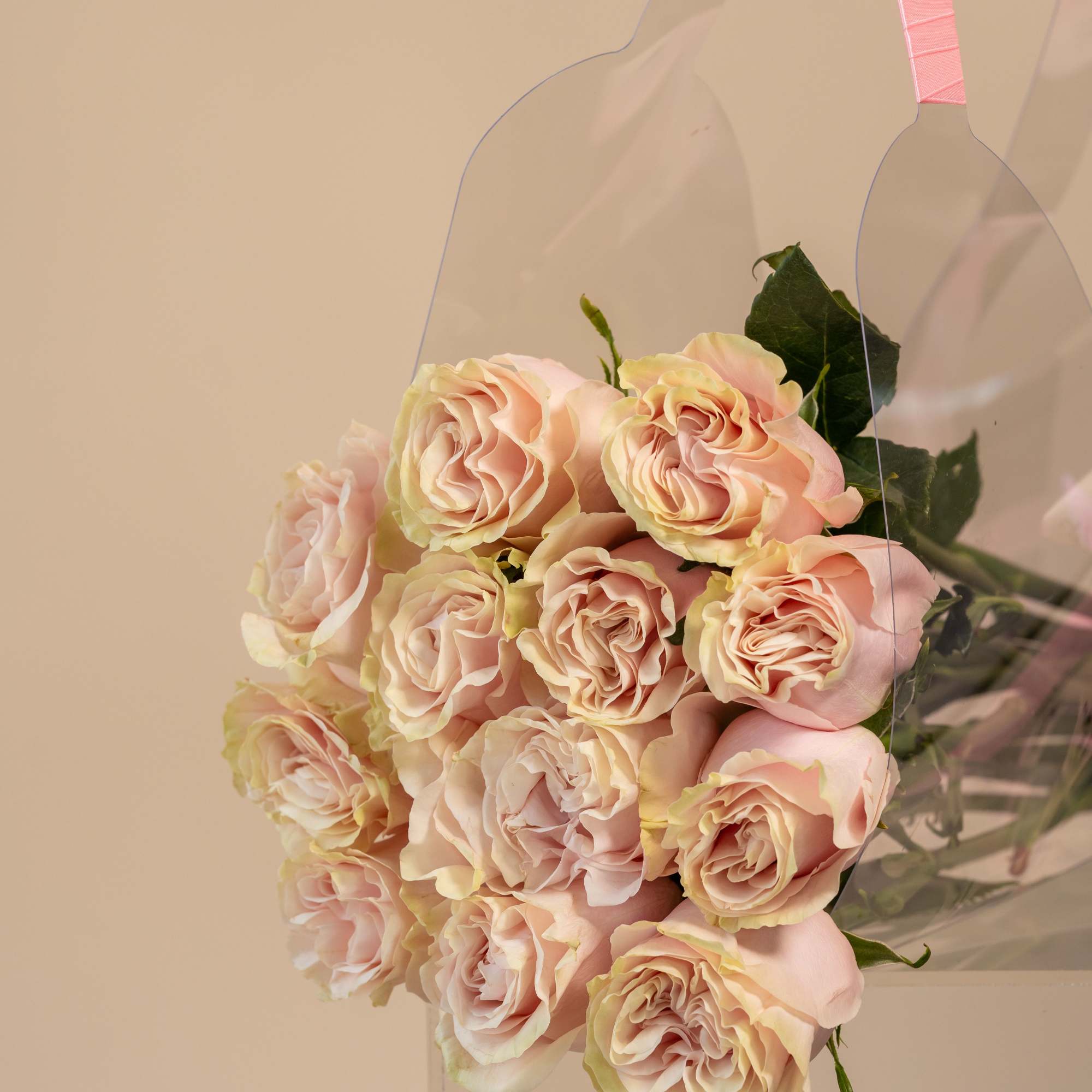 Pink Rose Tote Bouquet is the elegance and sophistication, designed for those