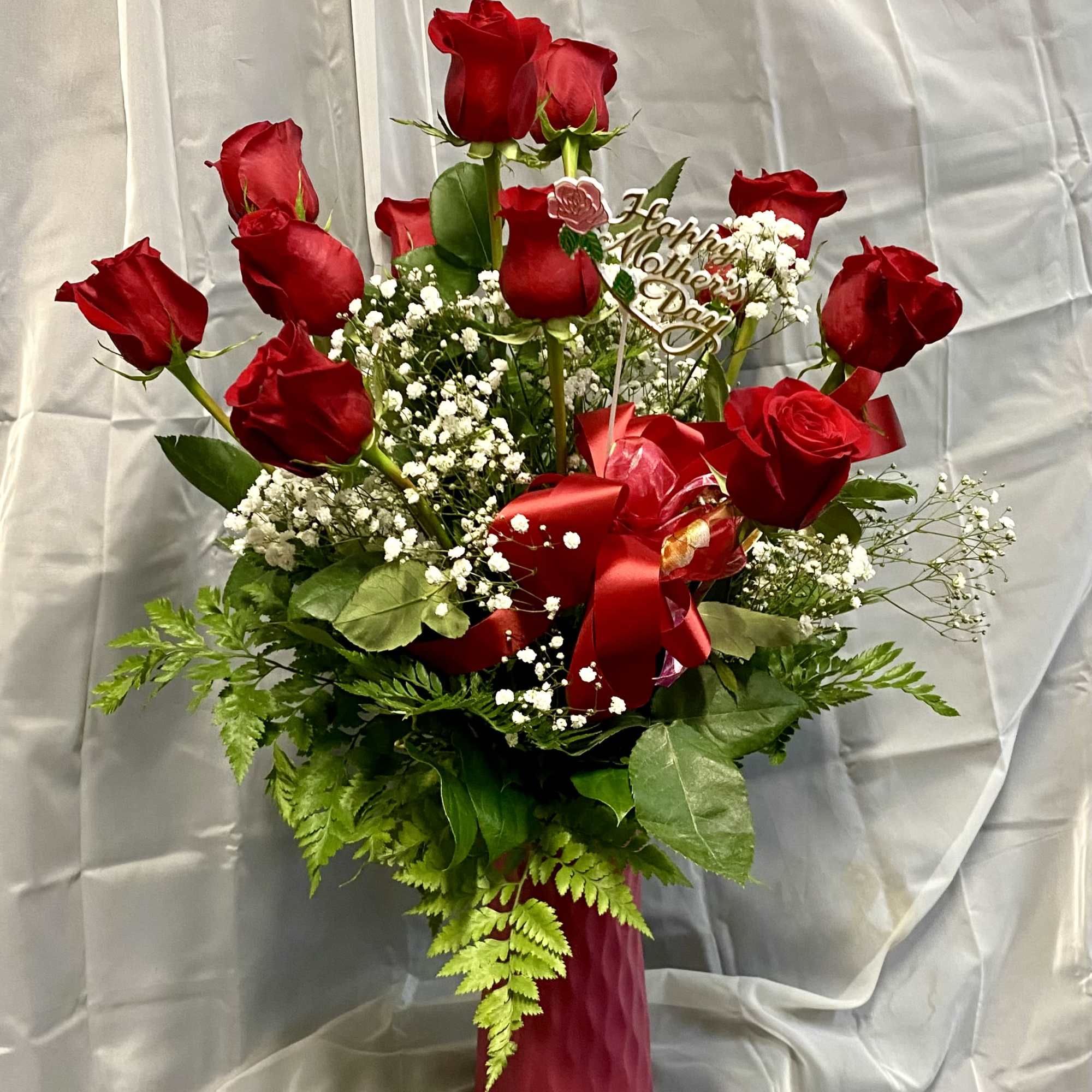 
PICTURED:   12 long stem red roses, babies breath, fillers.

Deluxe -