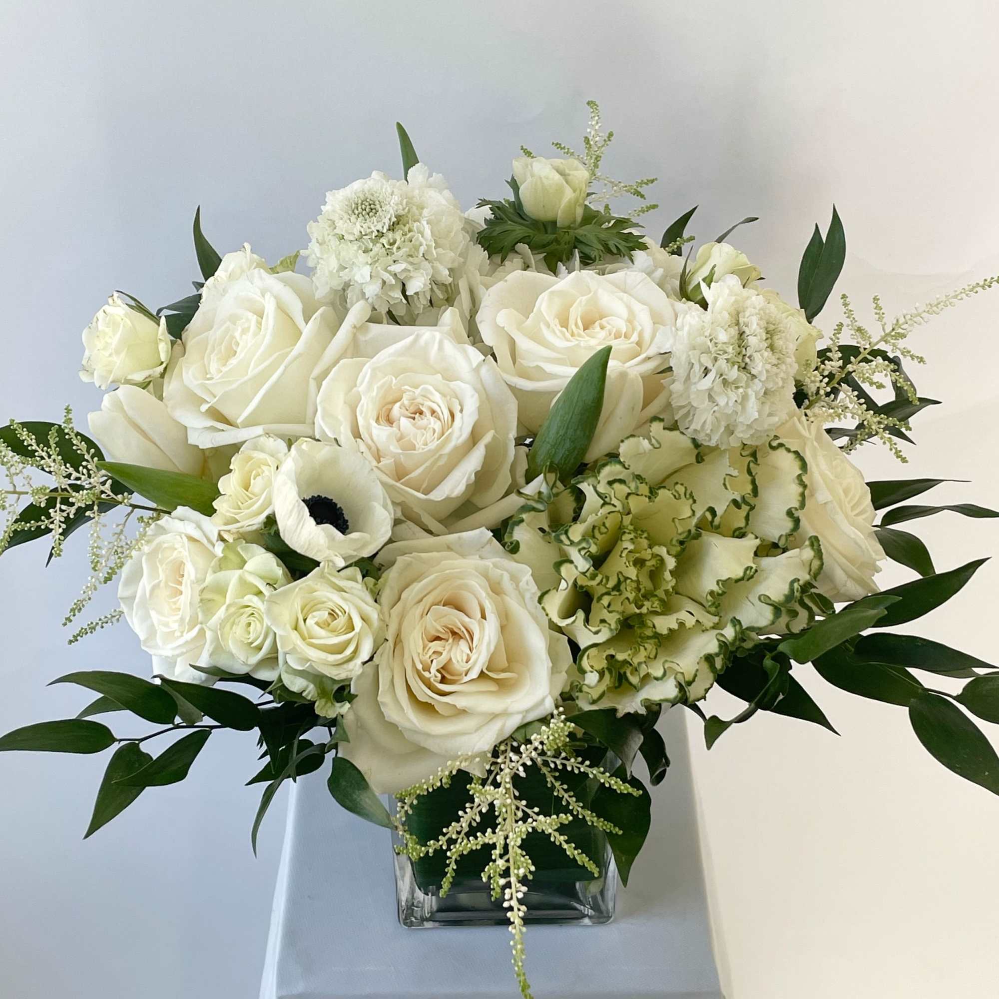 An elegant arrangement with a classic and fresh green and white color