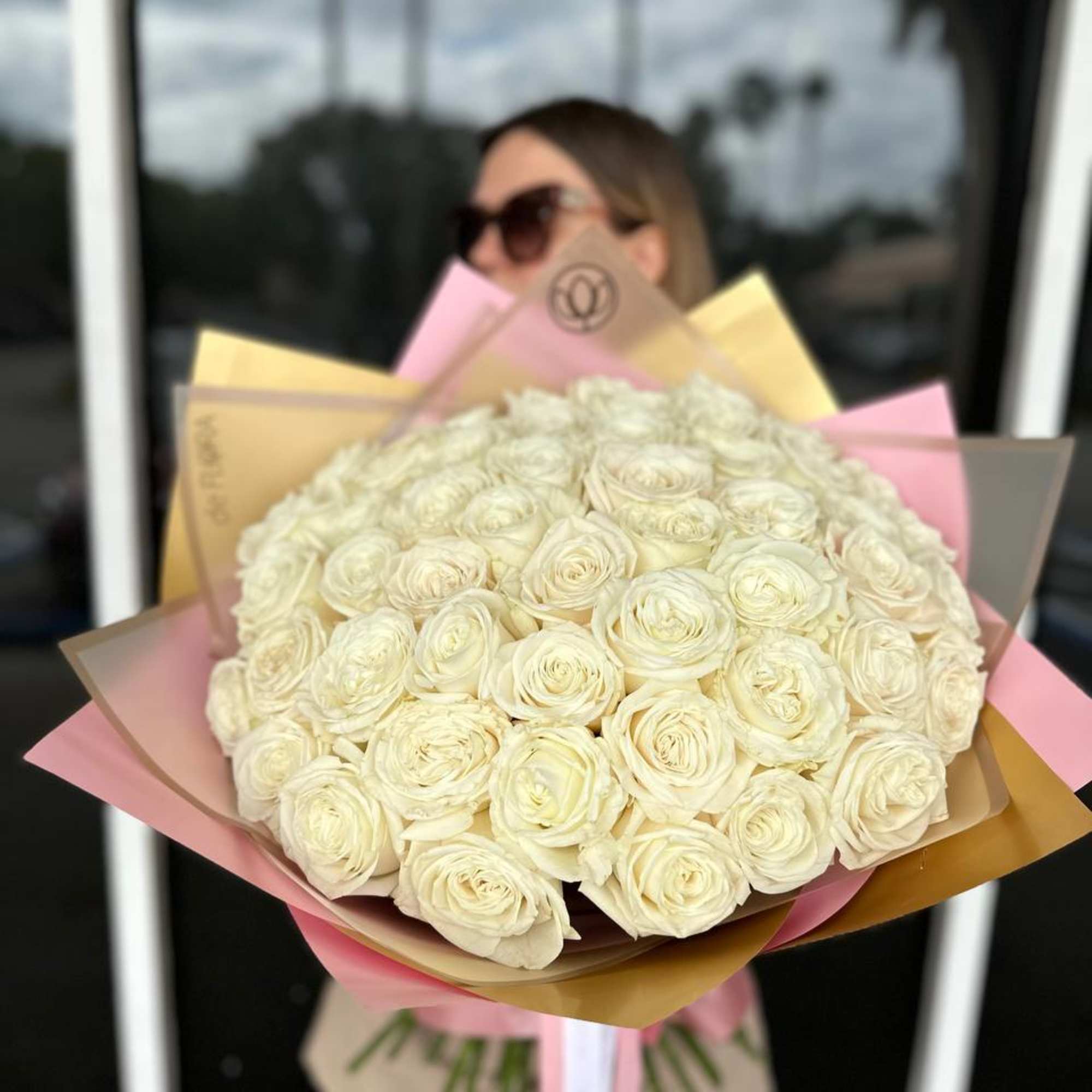 Classic bouquet of premium white roses
Standard - 48-50 stems 
Deluxe - 73-75