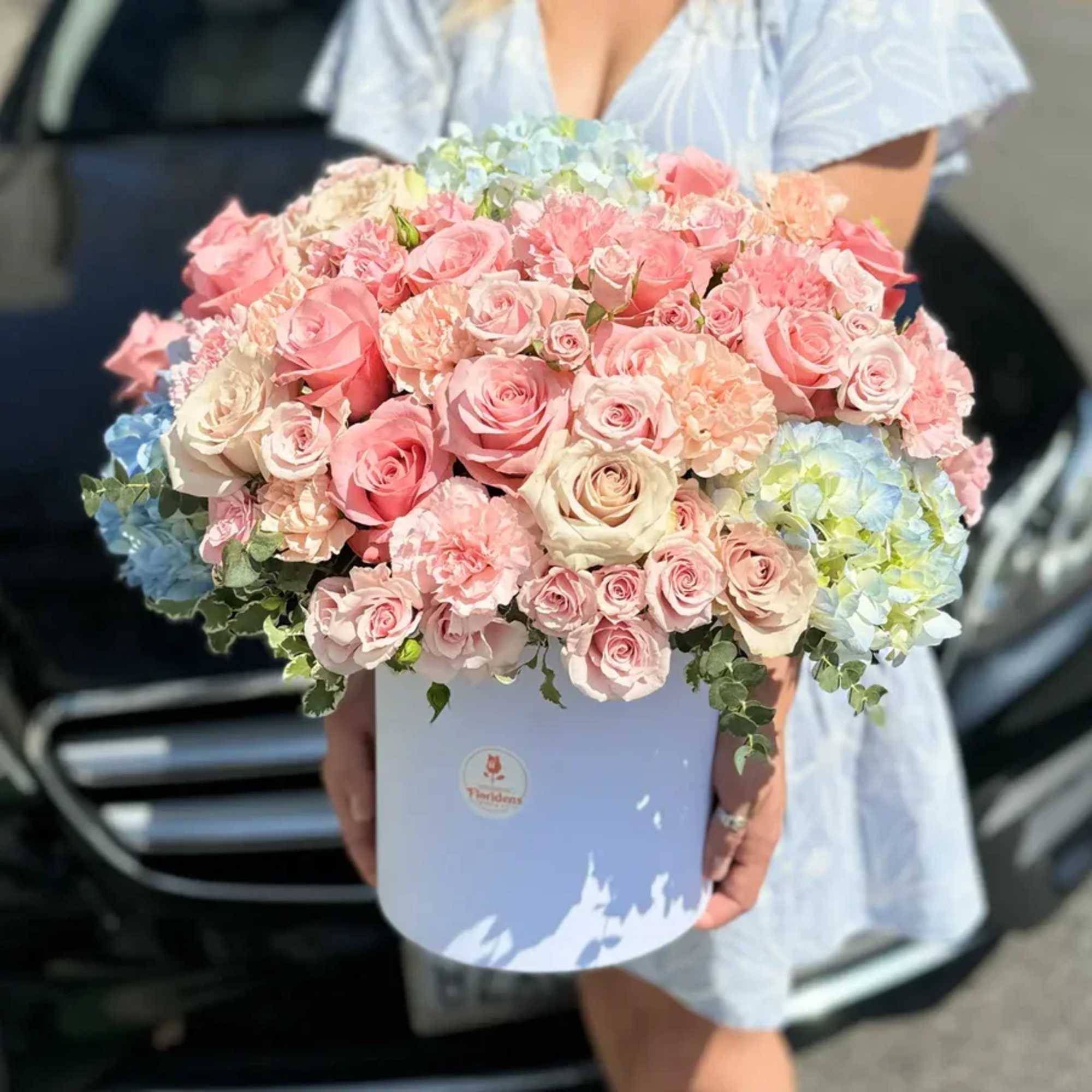 Discover a world of wonder with our "Alice in Wonderland" flower arrangement.