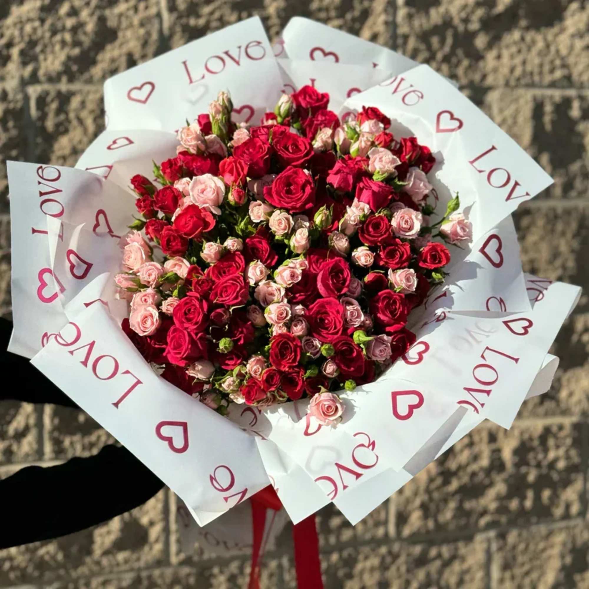Red and Pink Spray Roses Bouquet is a delightful combination of vibrant