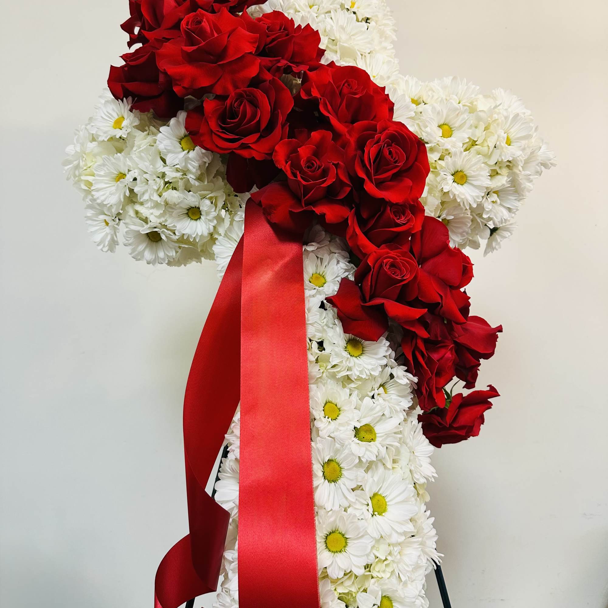 white hydrangeas 
white chrysanthemum 
explorer red roses  