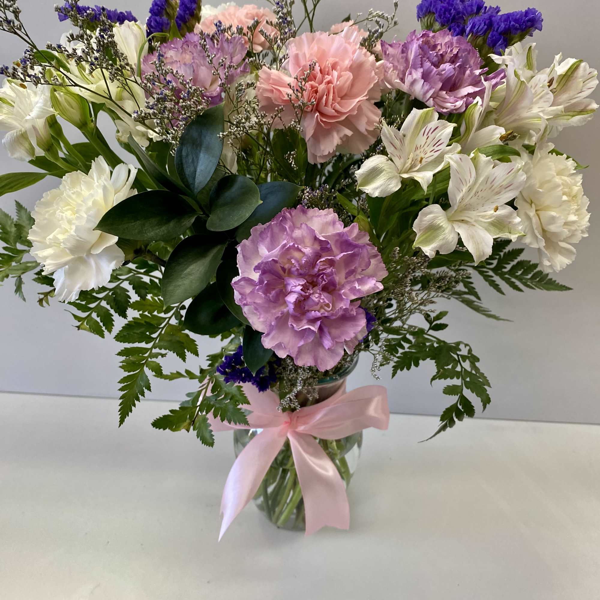 An elegant light Colors arrangement, white Alstroemeria (6 steems) and sparkling with
