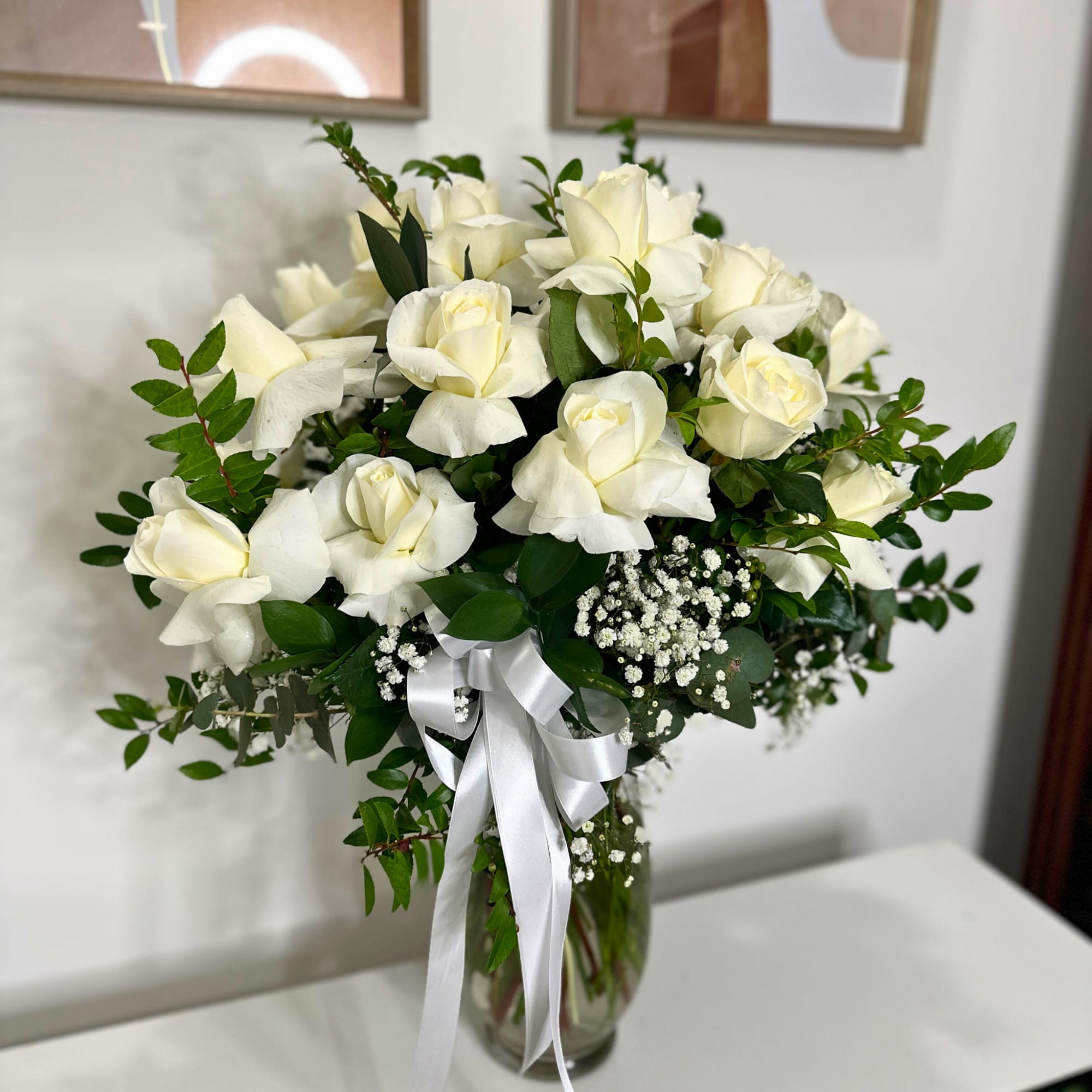 24 rosas blancas en una vase para  Farmingdale o cualquier otra