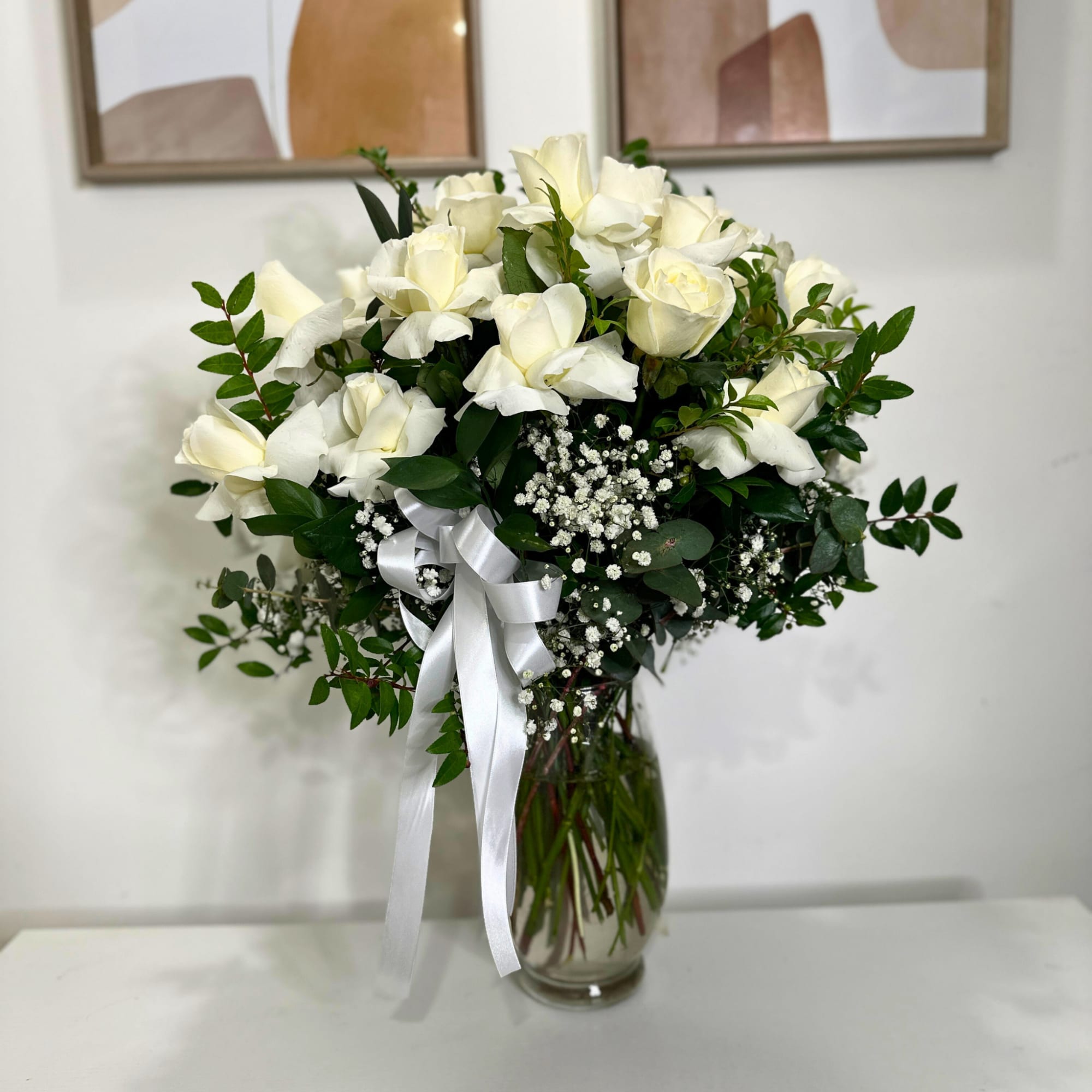 24 rosas blancas en una vase para  Farmingdale o cualquier otra