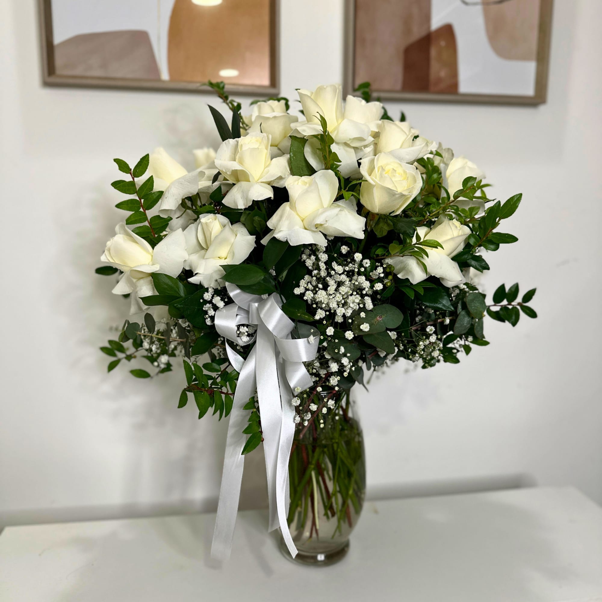 24 rosas blancas en una vase para  Farmingdale o cualquier otra