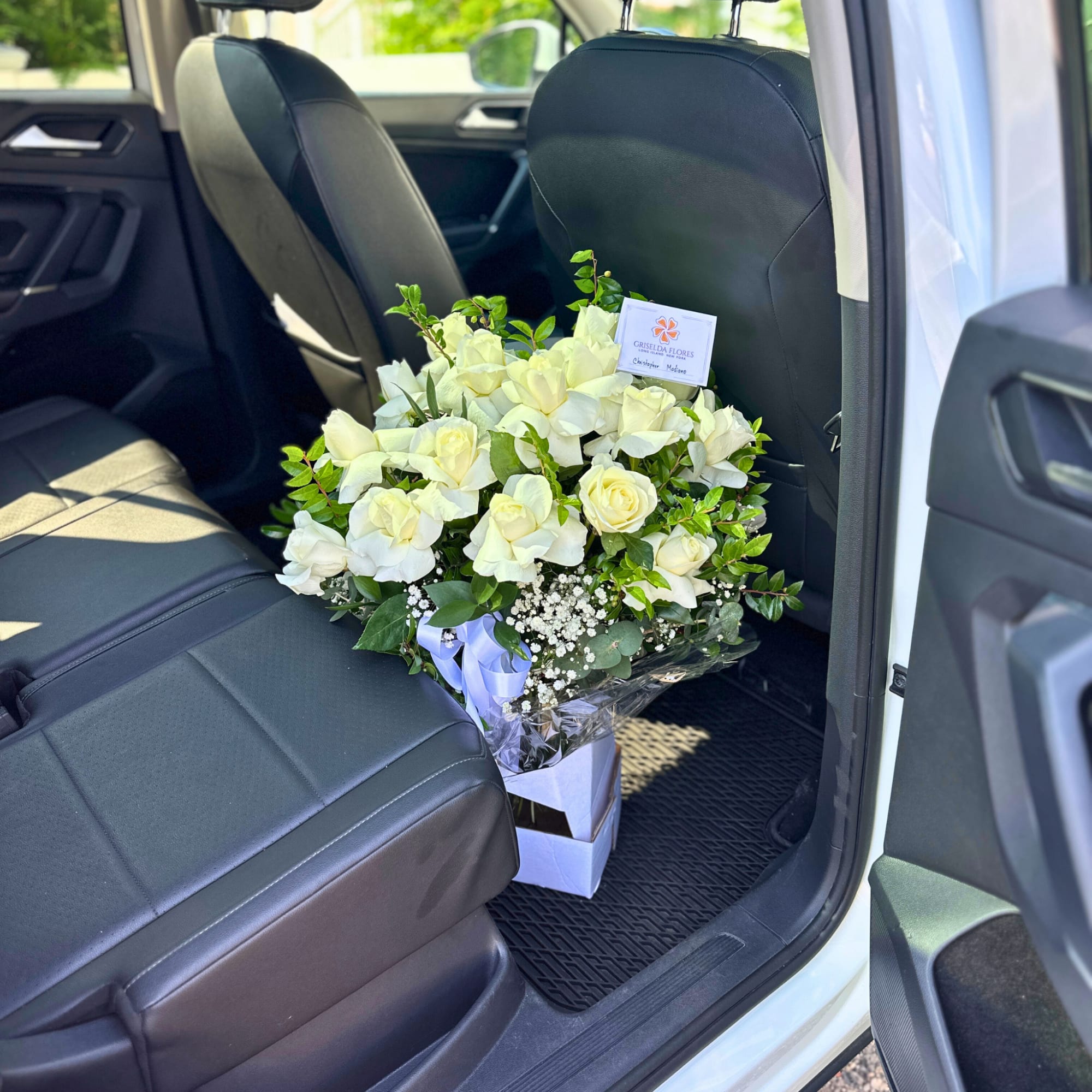 24 rosas blancas en una vase para  Farmingdale o cualquier otra