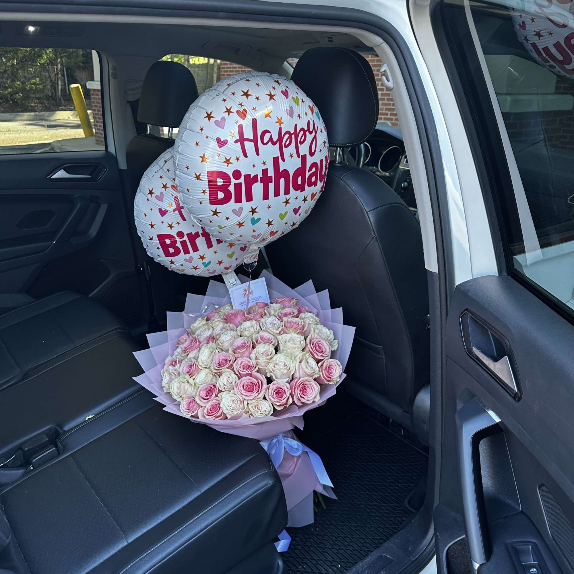 Este es un hermoso Ramo de 50 rosas para cumplea&ntilde;os que se