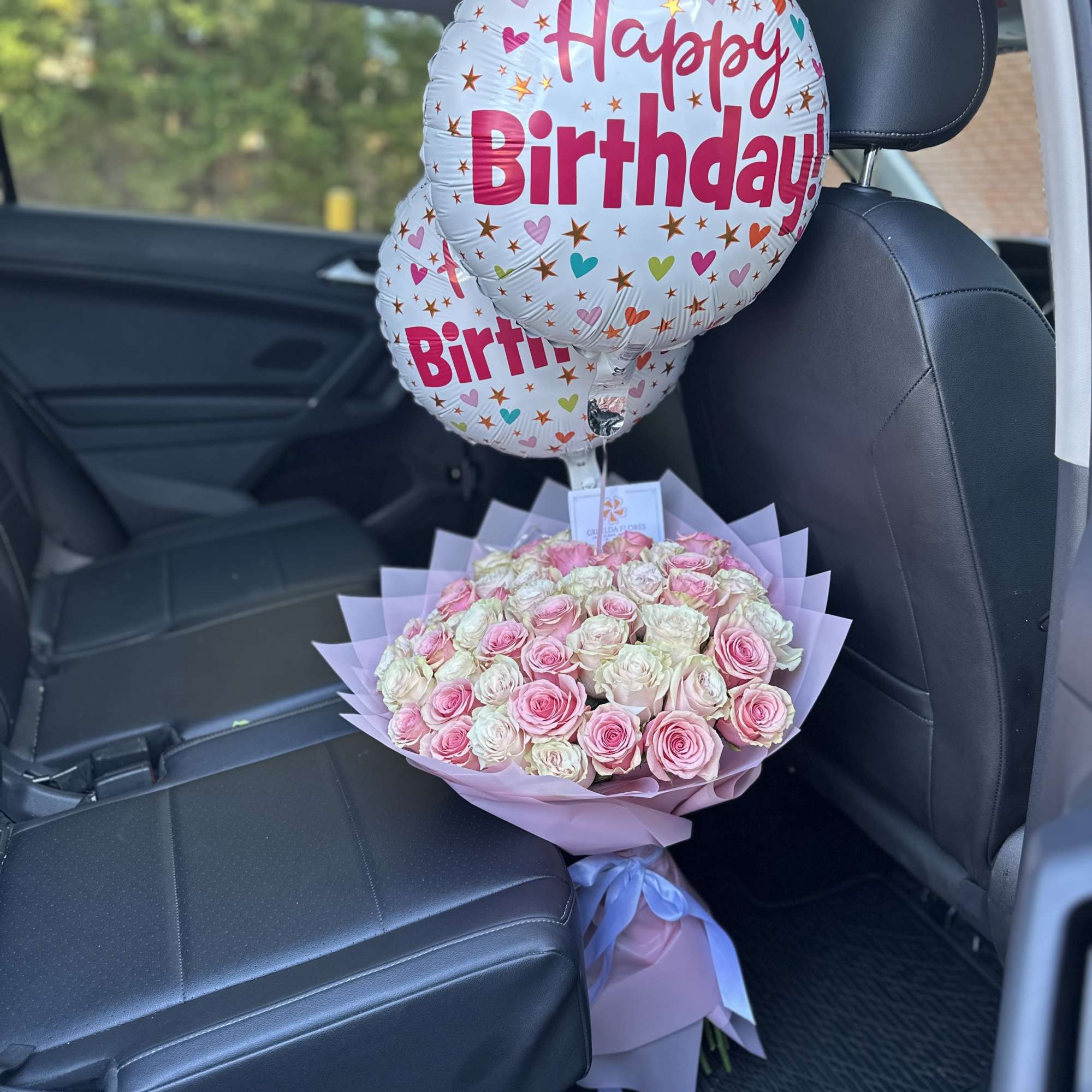 Este es un hermoso Ramo de 50 rosas para cumplea&ntilde;os que se