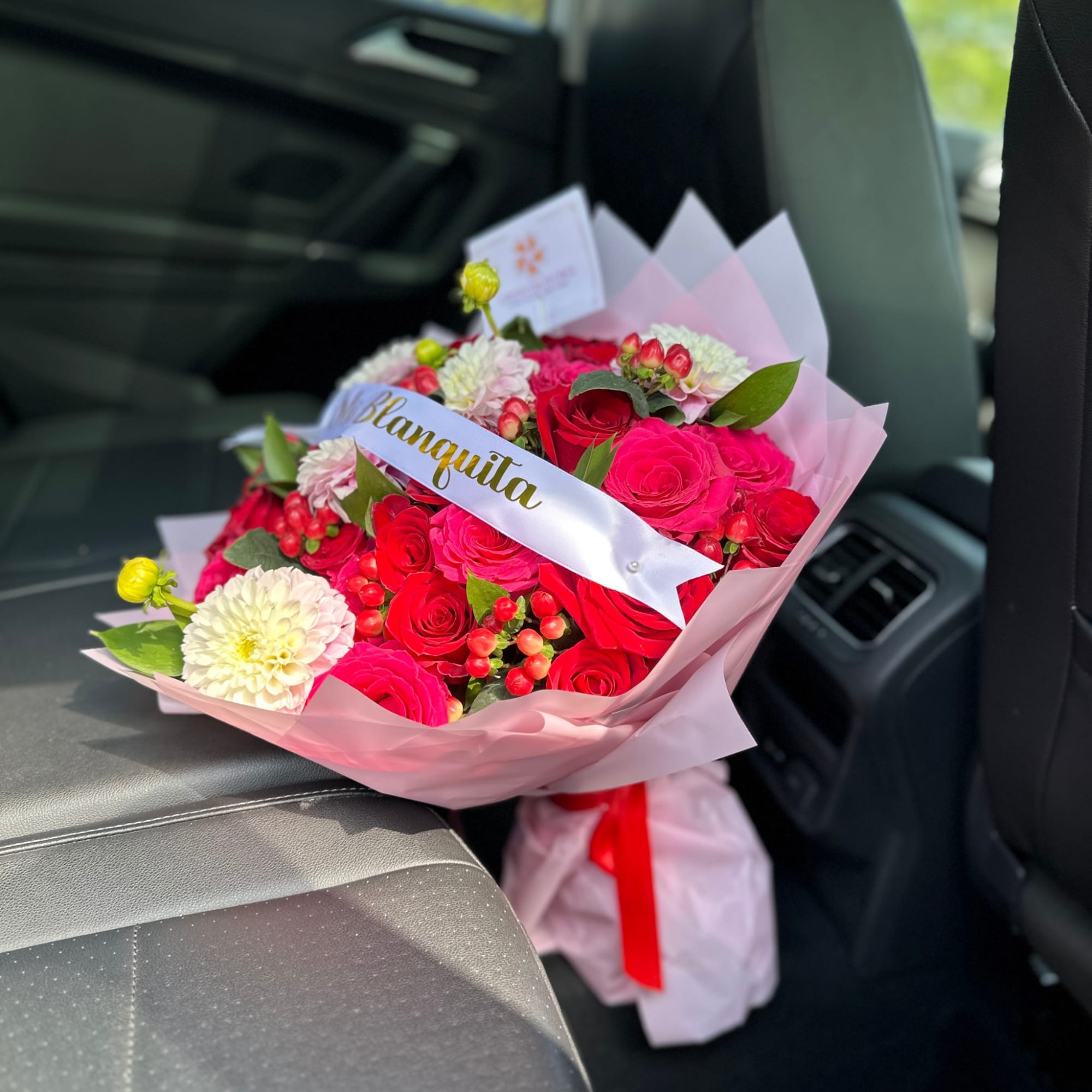 Ramo de rosas y dahlias incluye el list&oacute;n con texto personalizado. Escribe