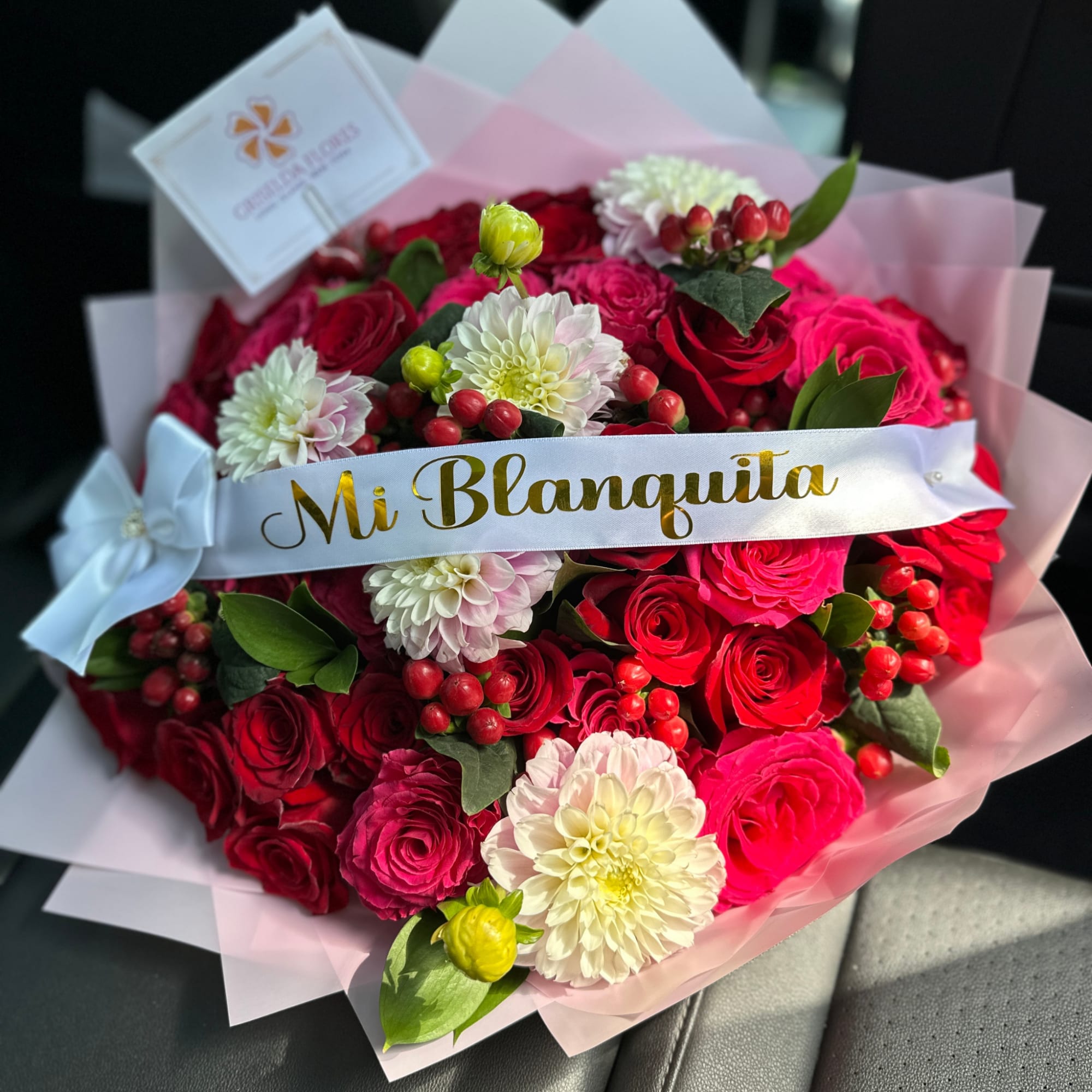 Ramo de rosas y dahlias incluye el list&oacute;n con texto personalizado. Escribe