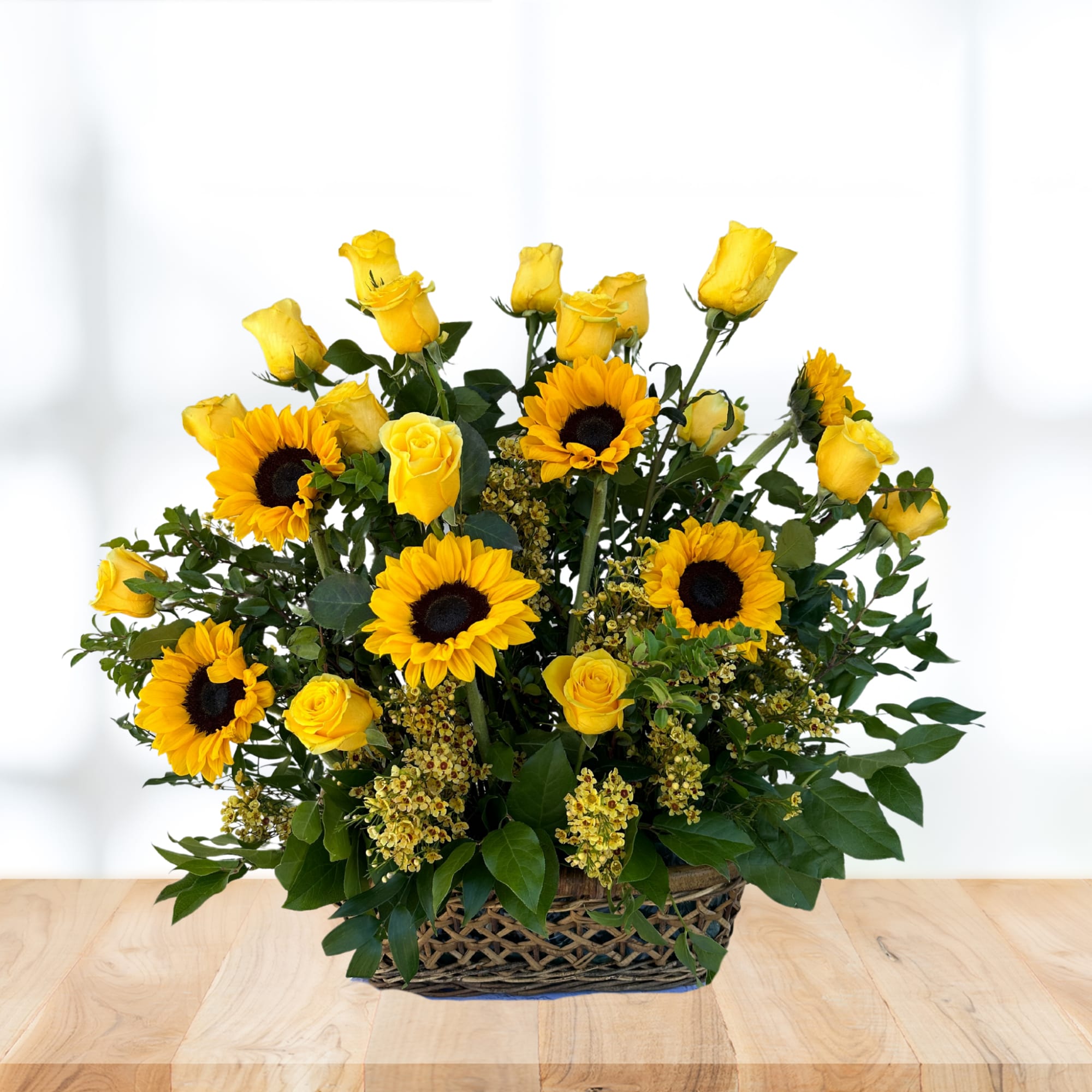 Hermosa canasta de flores amarillas para Long Island, New York.

Incluye:
24 rosas
5 girasoles