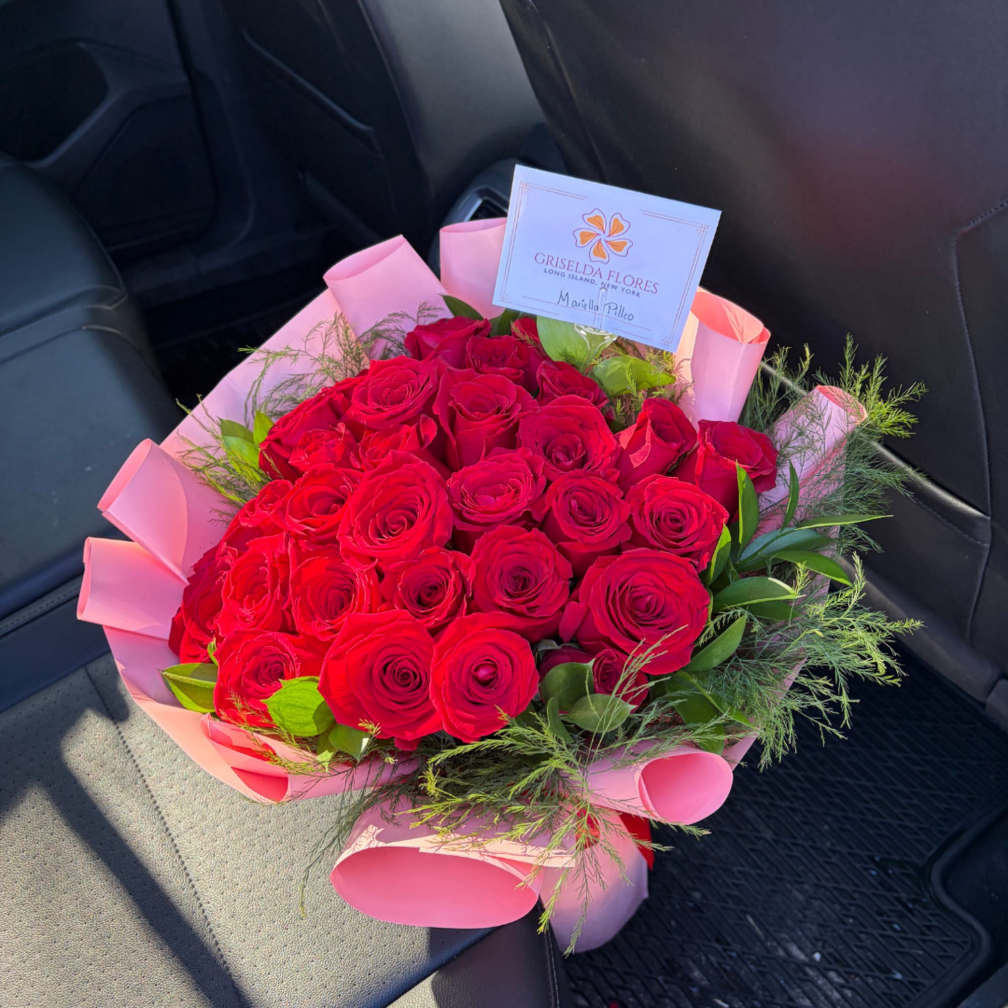 Ramo de 30 rosas rosas con follaje Long Island New York