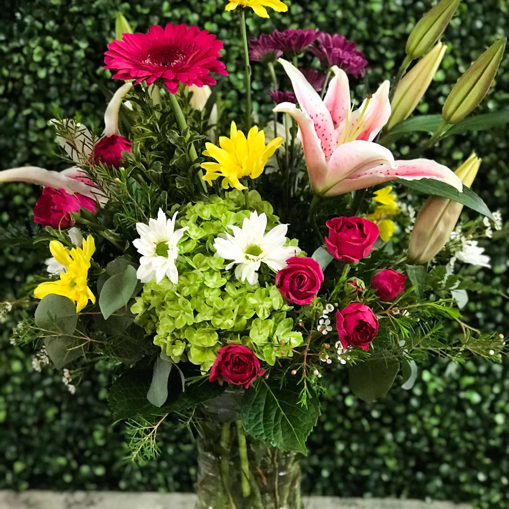 Bringing the garden inside with these fragrant Stargazer lilies paired with hydrangeas