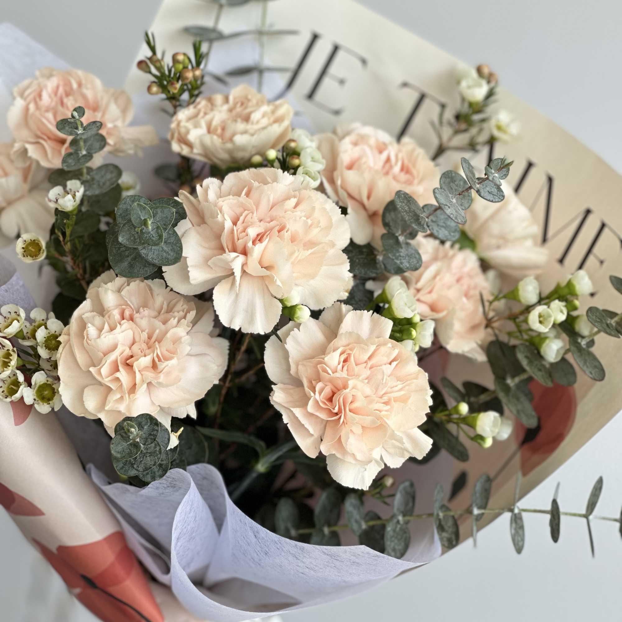 Peach Bouquet with claveles, eucalyptus and flower fillers.

The flowers may vary by