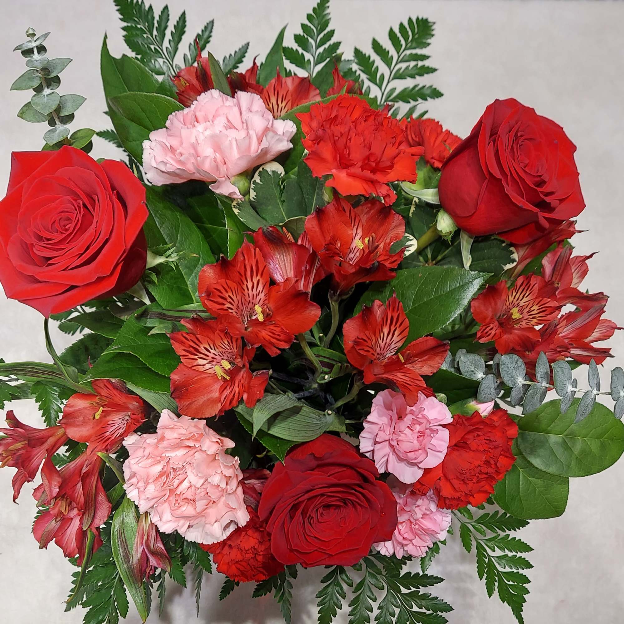 Give your someone special all your heart ! Our crimson bouquet comes