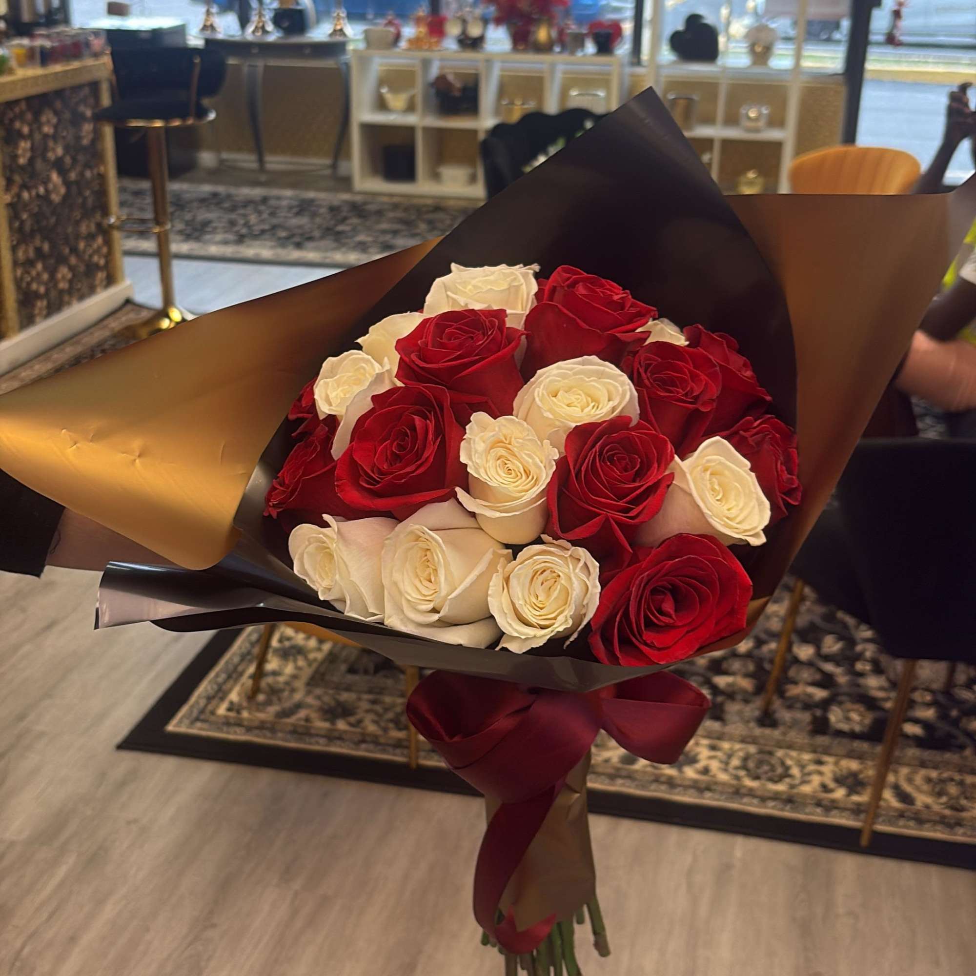 AAA fresh PREMIUM Rose bouquet, wrapped with a ribbon.

 
 
 