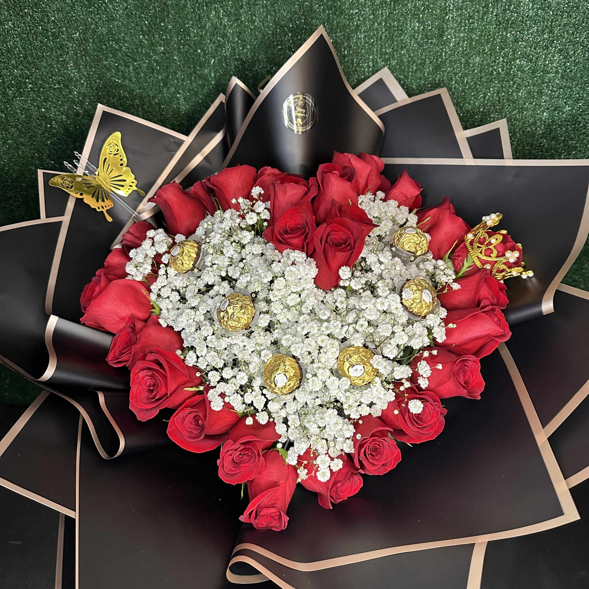 Roses and baby breath. Vase not included
If you would like another rose