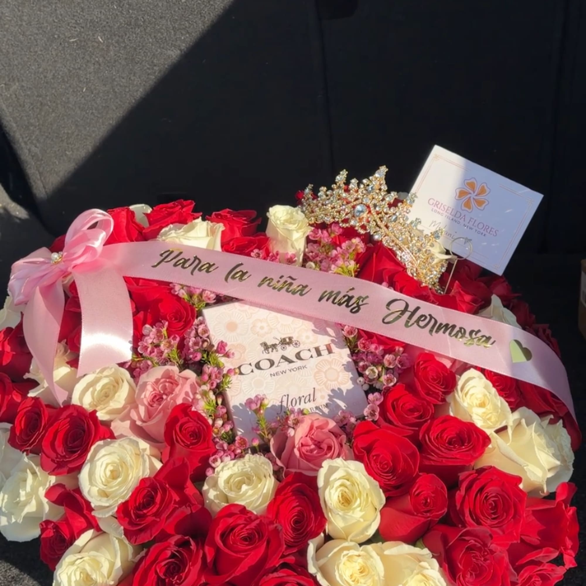 Este arreglo en forma de coraz&oacute;n incluye 75 rosas, el list&oacute;n con