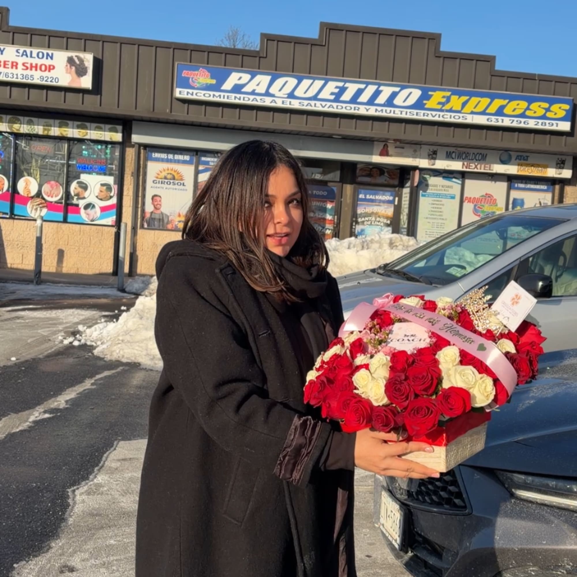 Este arreglo en forma de coraz&oacute;n incluye 75 rosas, el list&oacute;n con