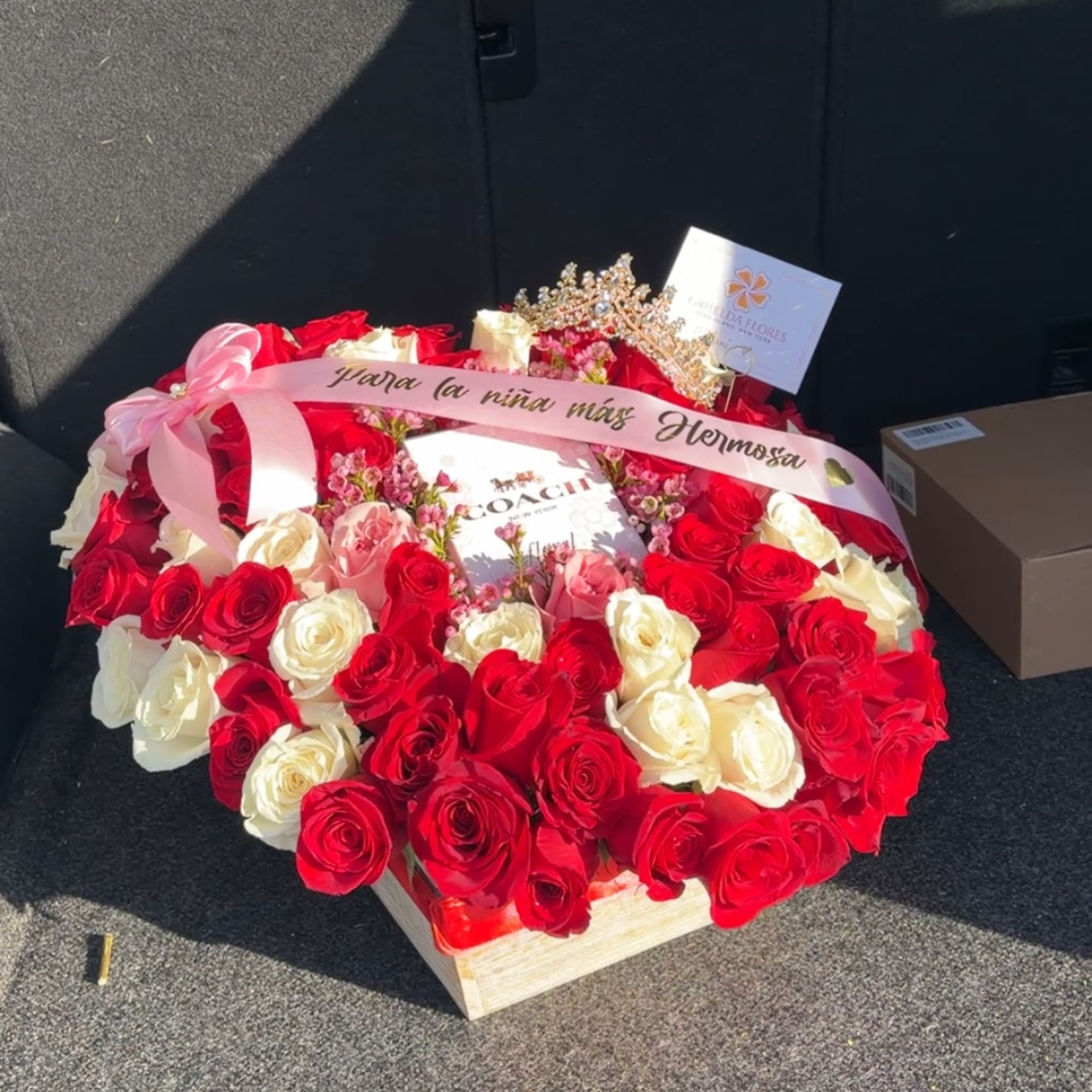 Este arreglo en forma de coraz&oacute;n incluye 75 rosas, el list&oacute;n con