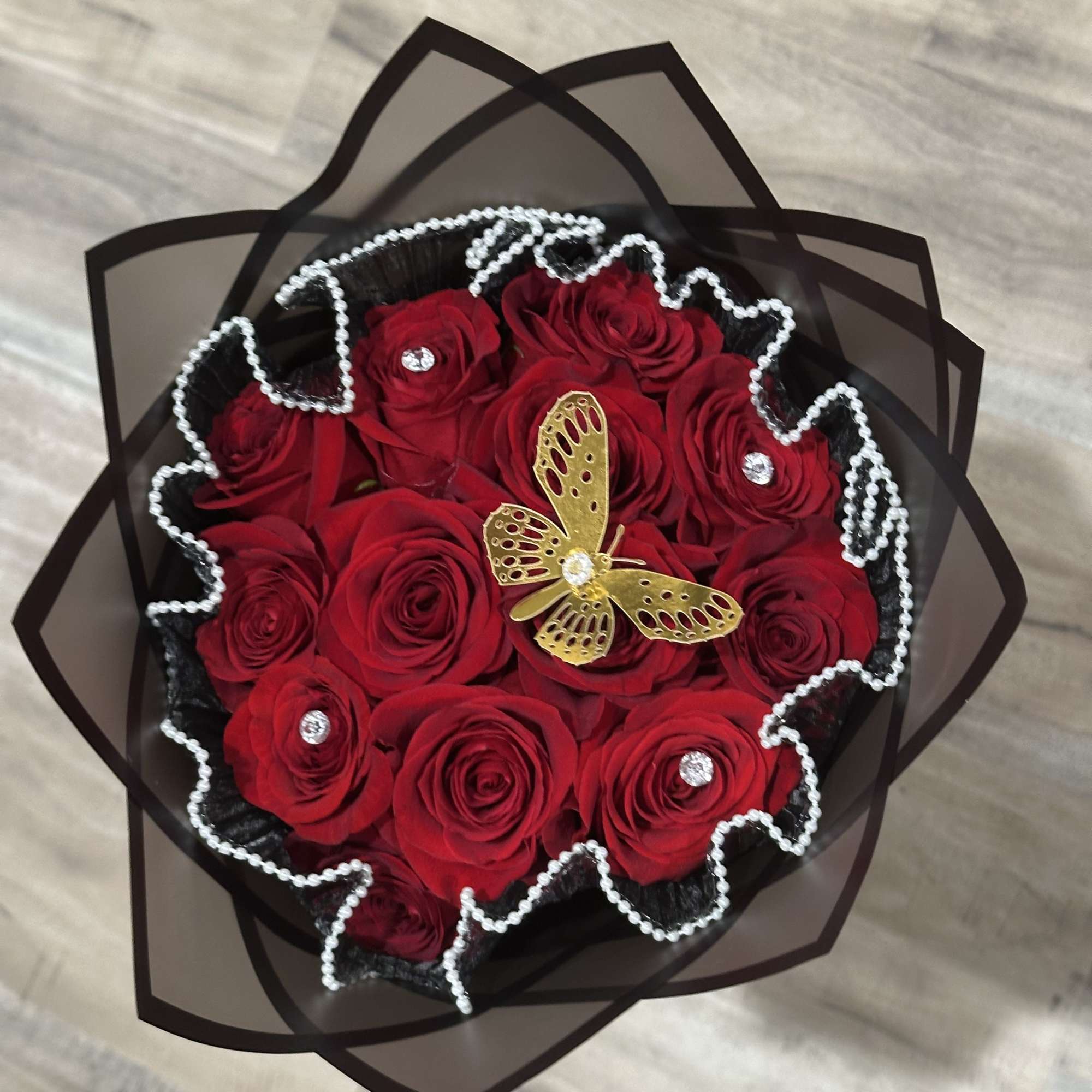 Beautiful 1doz (12 blooms) red premium Ecuadorian red roses. Wrapped in a