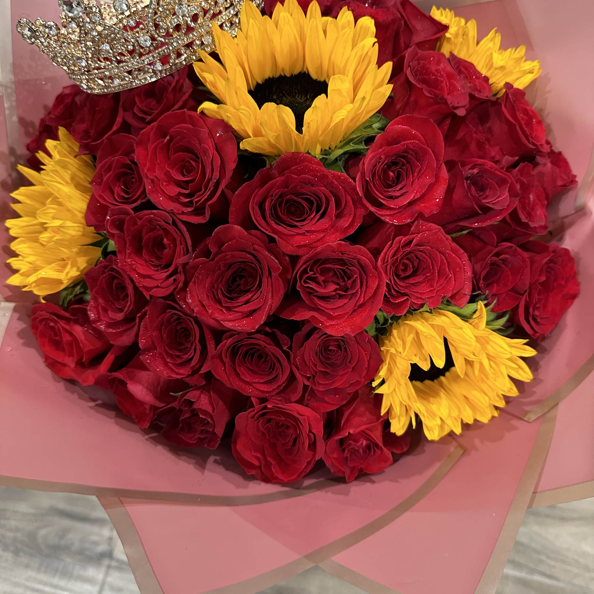 Standard:50 Red Roses and 5 Sunflower and choice of color wrapping paper
Deluxe:
