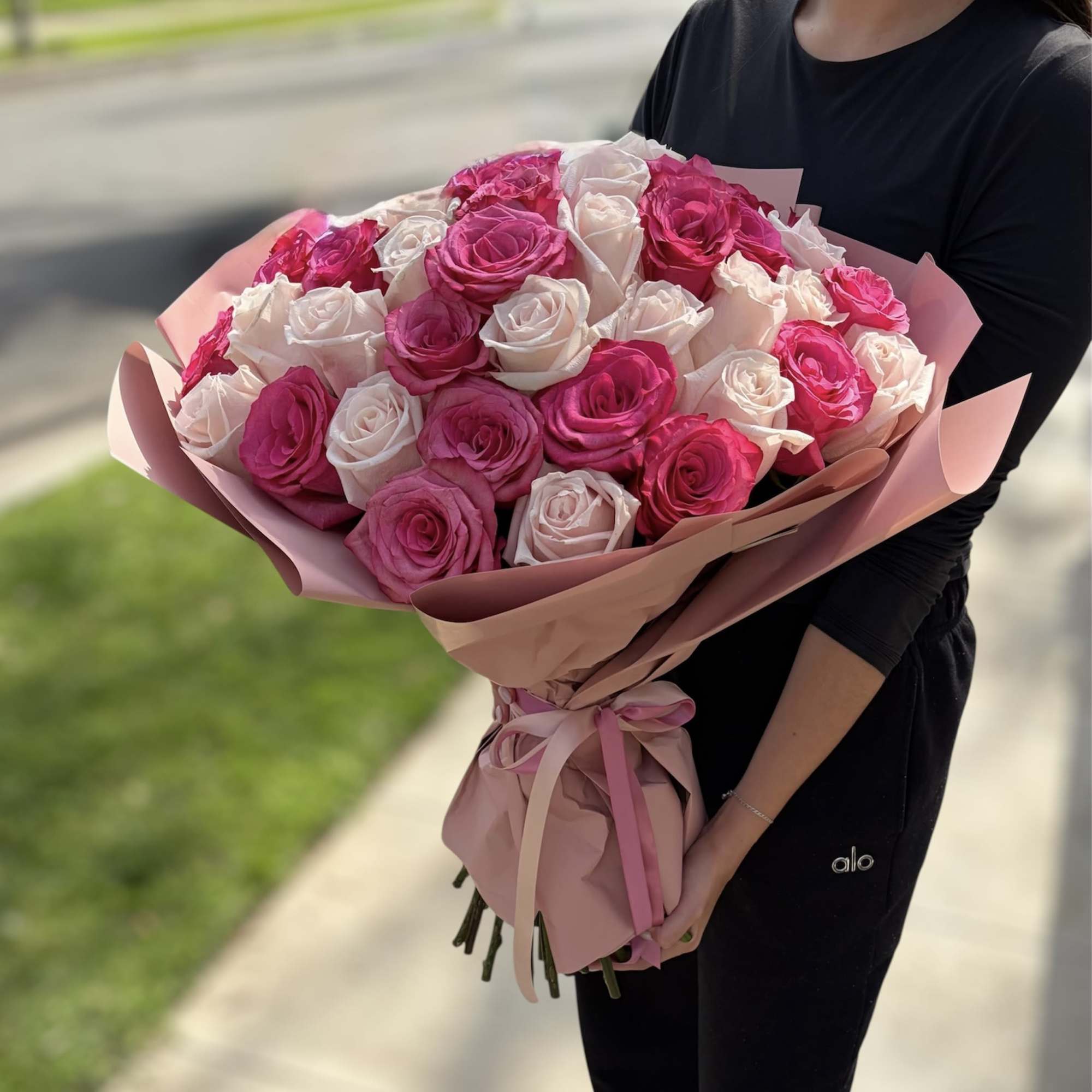 Sweetheart Rose Bouquet (50 Roses)

A romantic wrapped bouquet featuring 50 premium pink