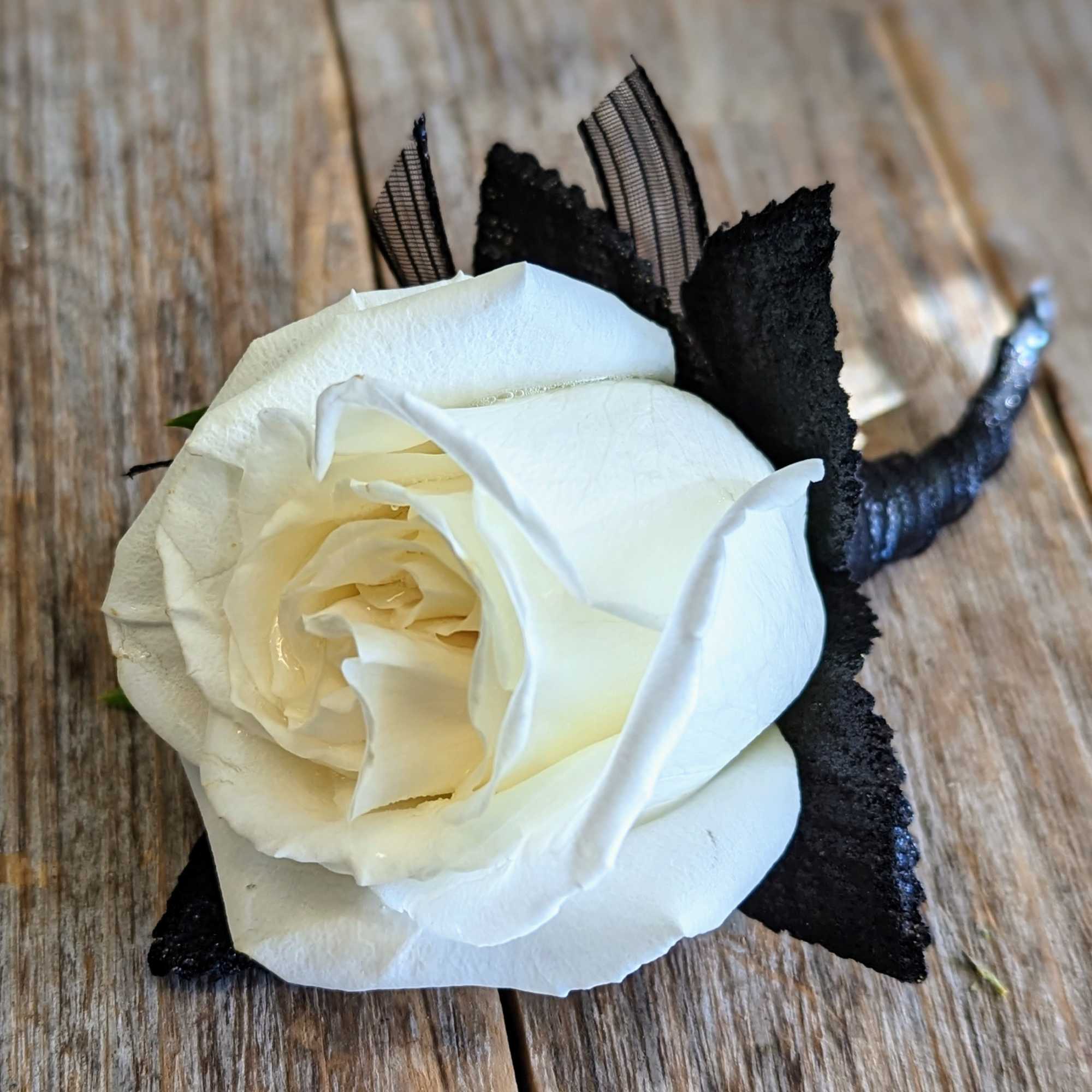 A single rose with simple greenery. This is available in other colors.
This