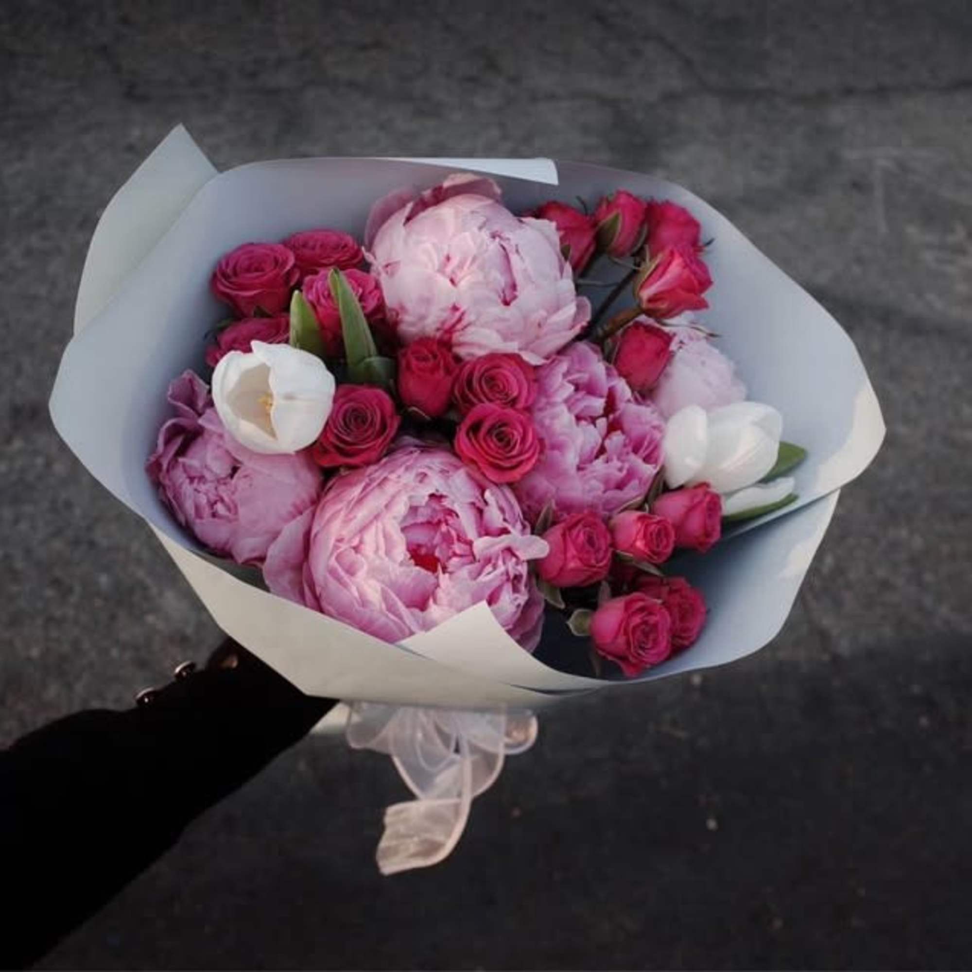 Macaron Peonies Dream is a soft, sweet bouquet designed to melt hearts.
Featuring