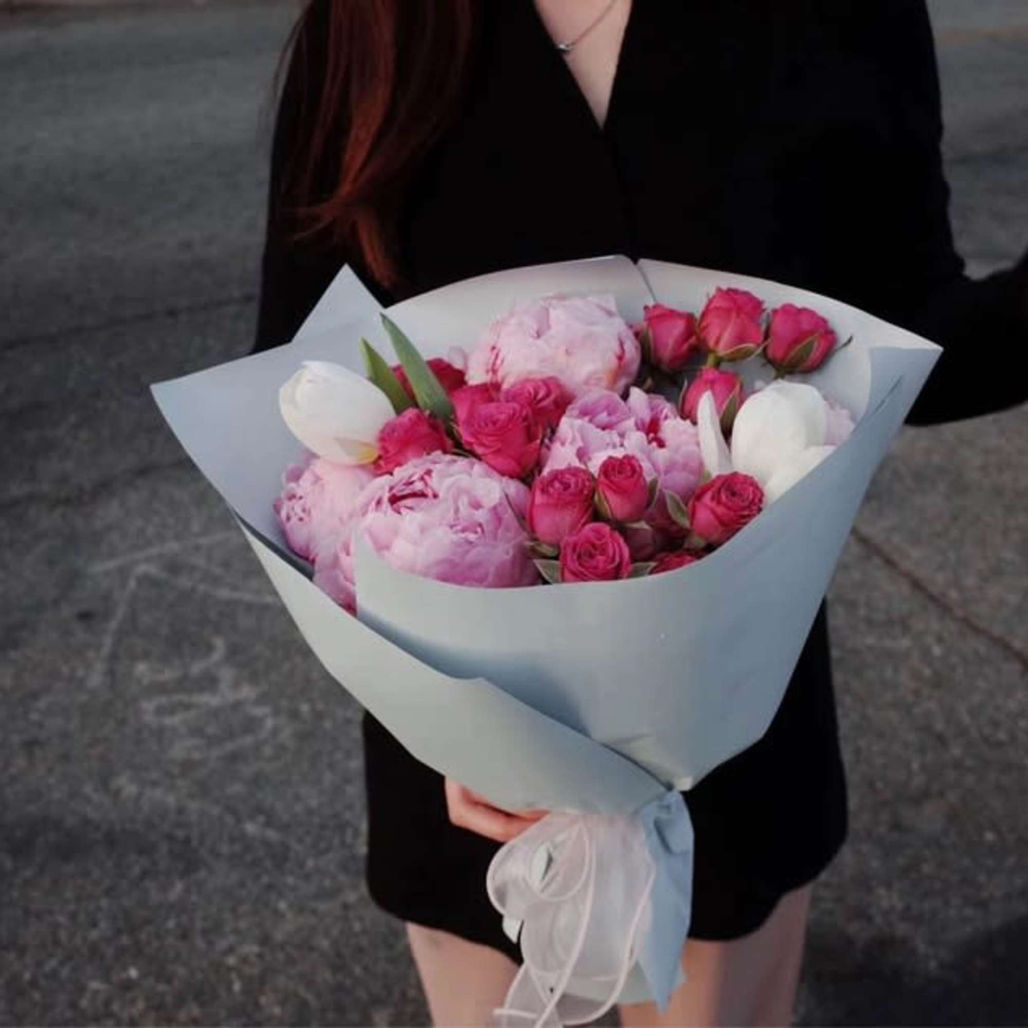 Macaron Peonies Dream is a soft, sweet bouquet designed to melt hearts.
Featuring