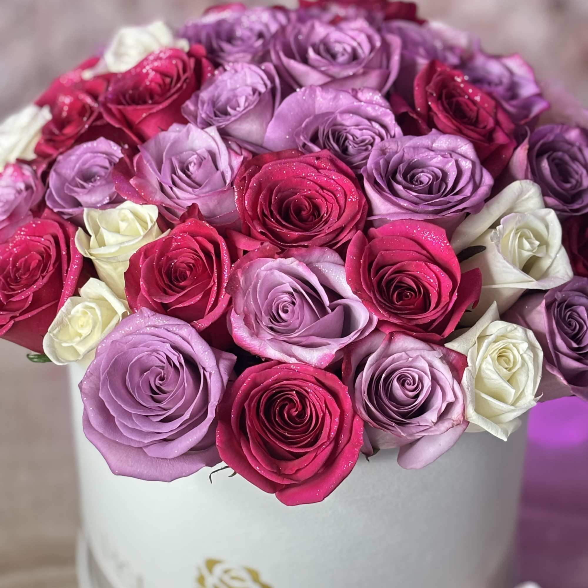 Enjoy fresh roses 30 roses in our beautiful velvet white/cream box. Surprise