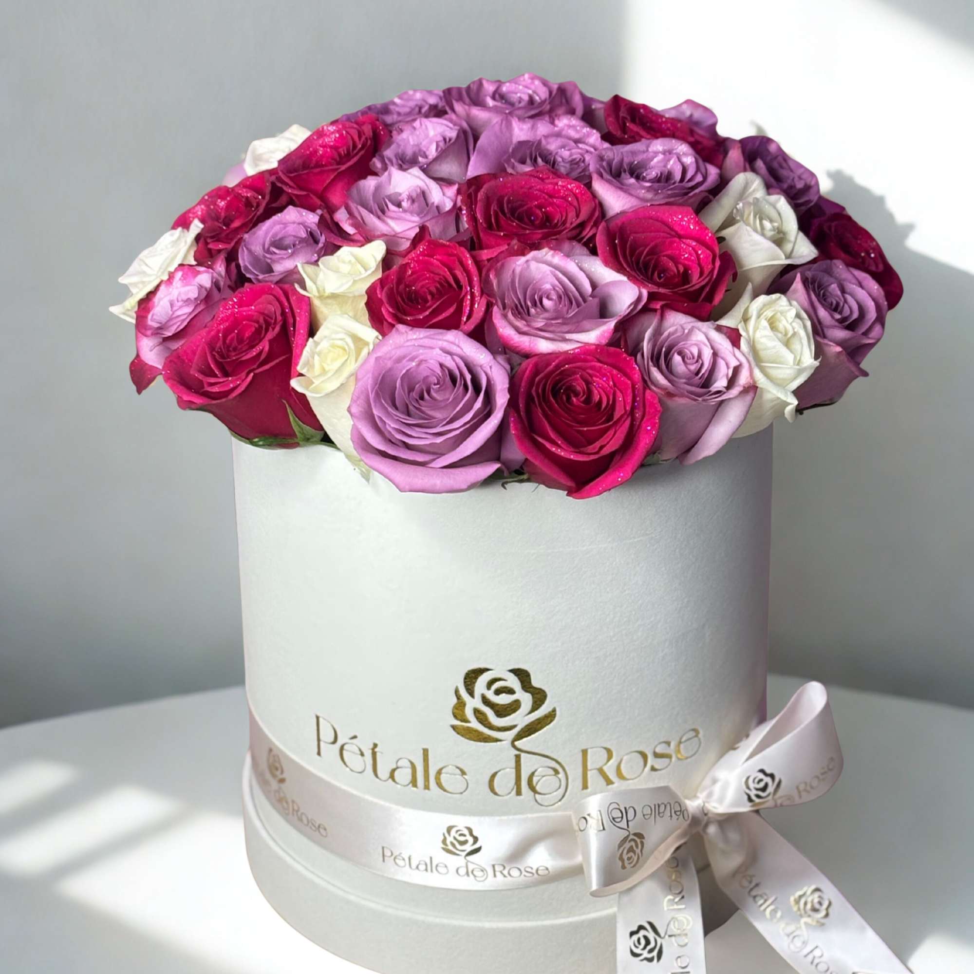Enjoy fresh roses 30 roses in our beautiful velvet white/cream box. Surprise