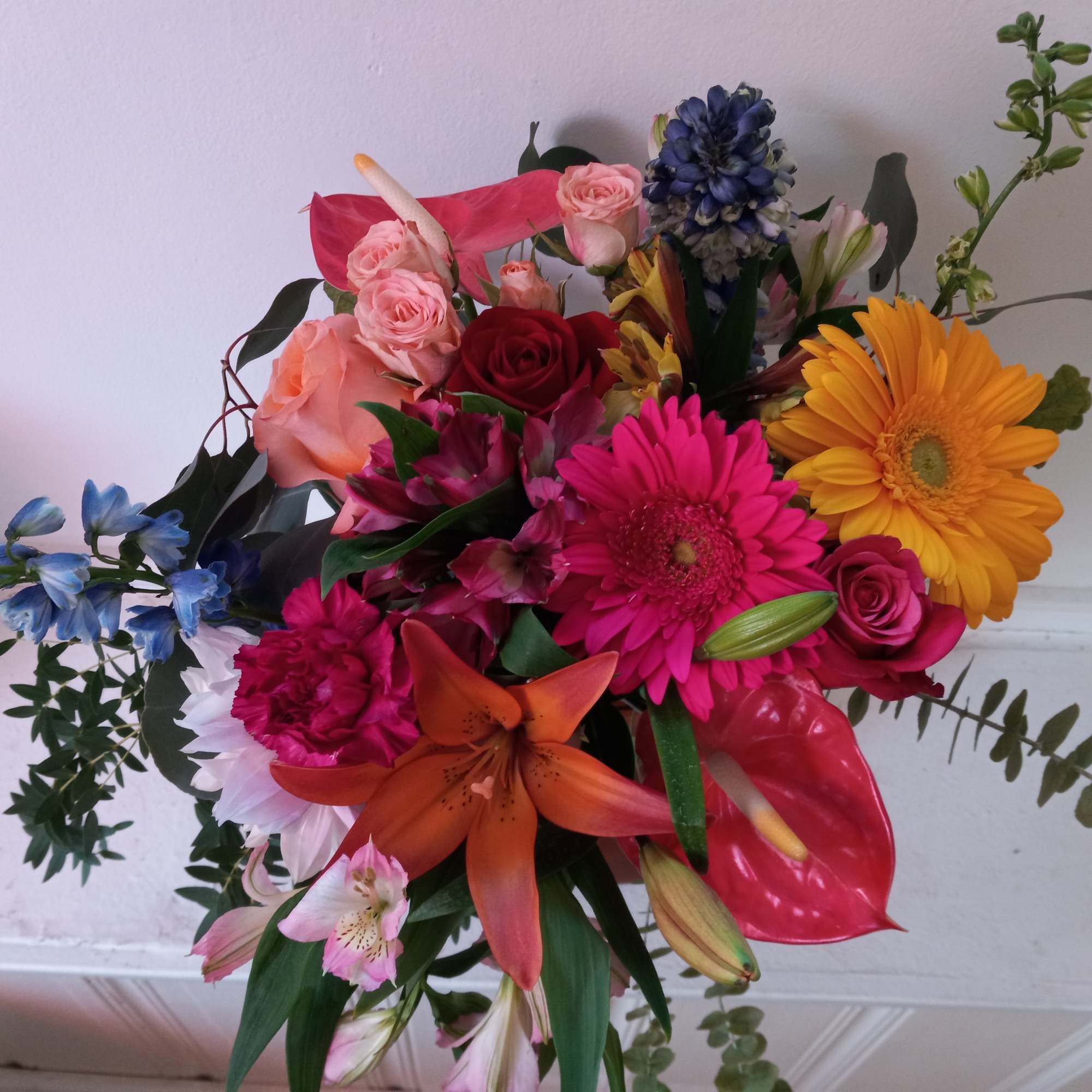 Reach red colors complimenting each other in one "Valencia" bunch