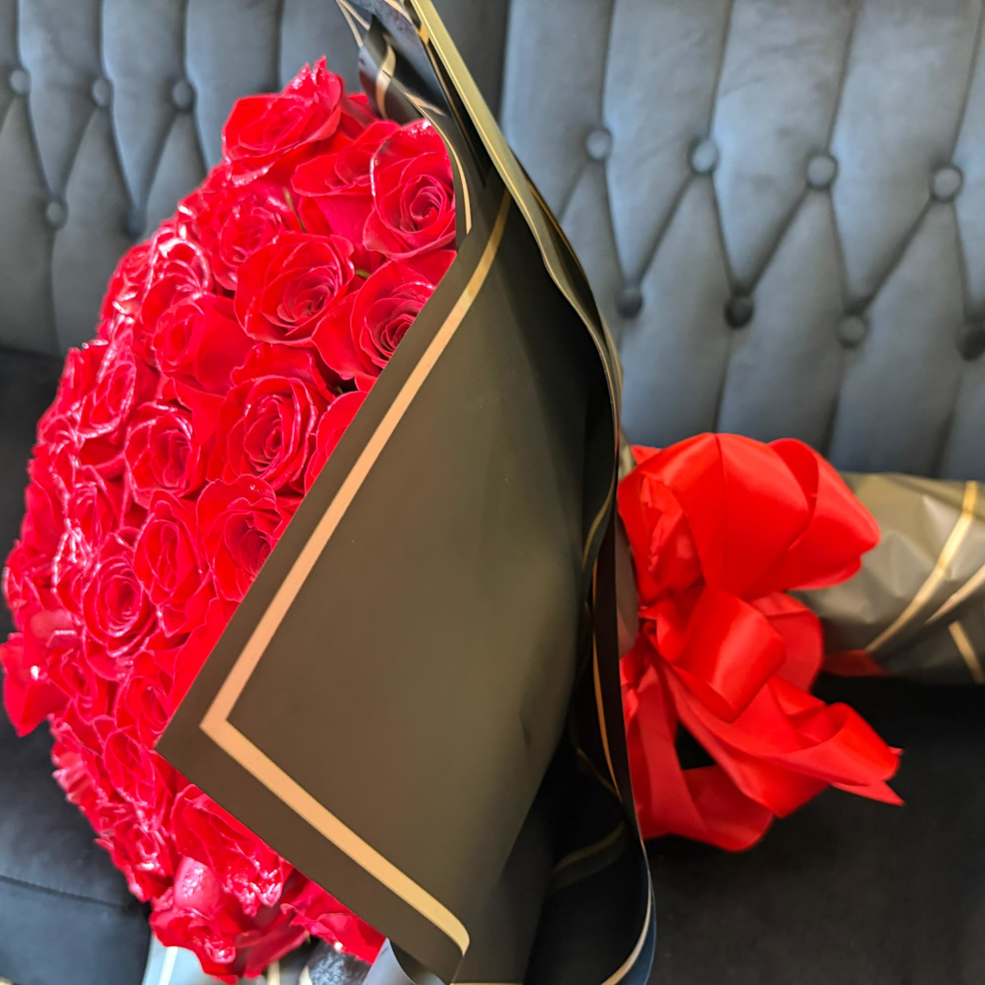 100 grade AAA roses Also available in light pink,hotpink,purple,white,yellow,orange and mix colors.

Adds