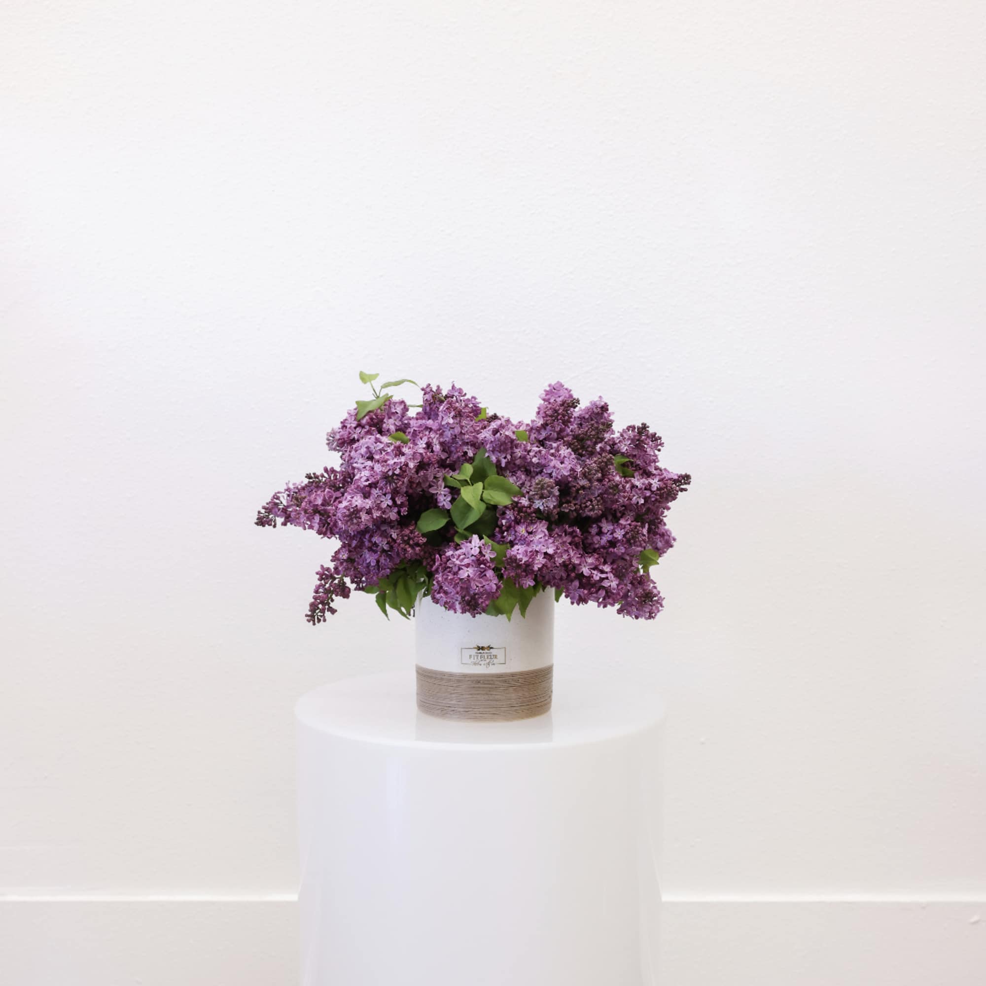 This arrangement comes with a beautiful batch of lilacs. 