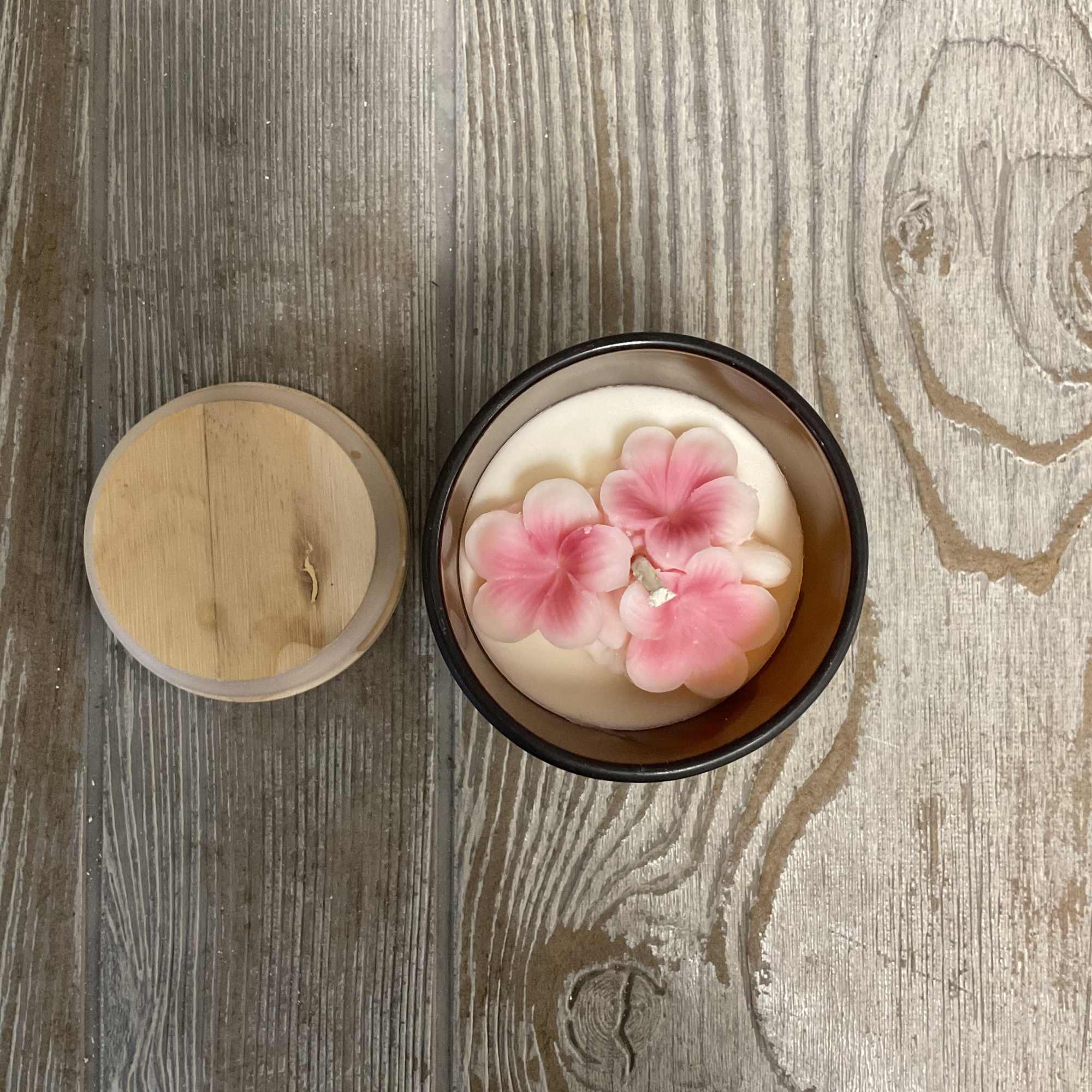 Gift the beautiful scent of plumeria, vanilla, and light musk! This exclusive