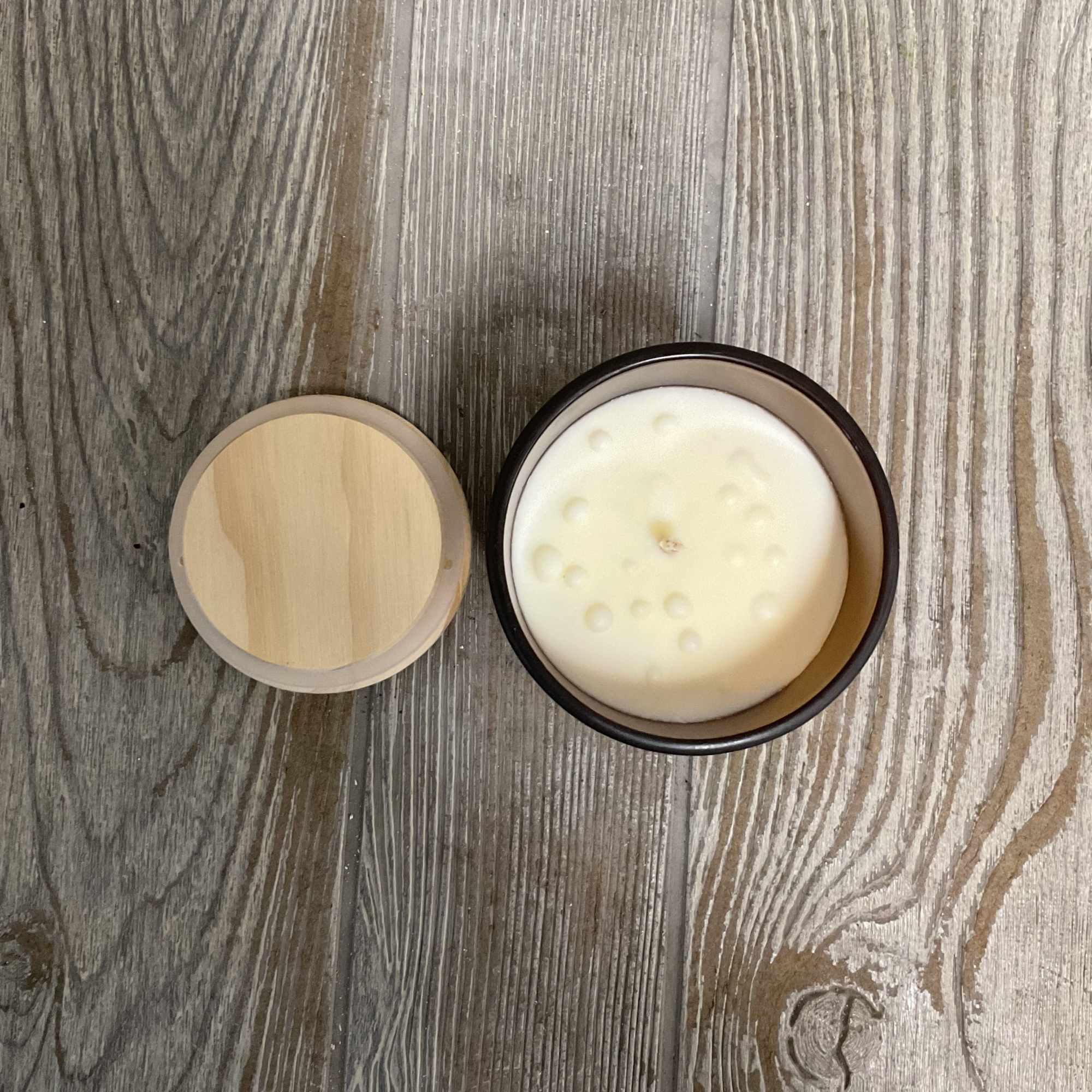 Gift the beautiful scent of vanilla, champagne, orange, and lime! This exclusive