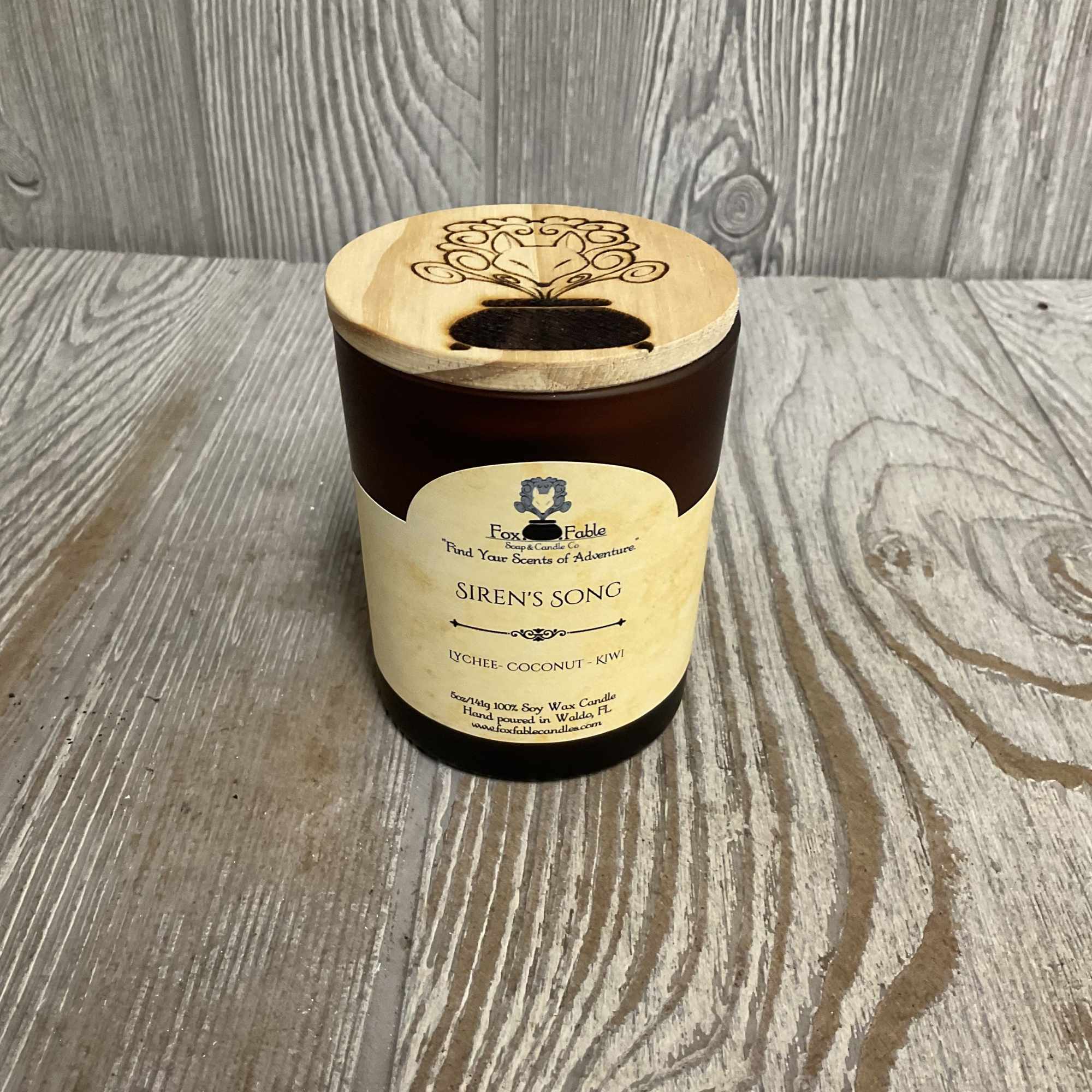 Gift the beautiful scent of lychee, coconut, and kiwi! This exclusive scent