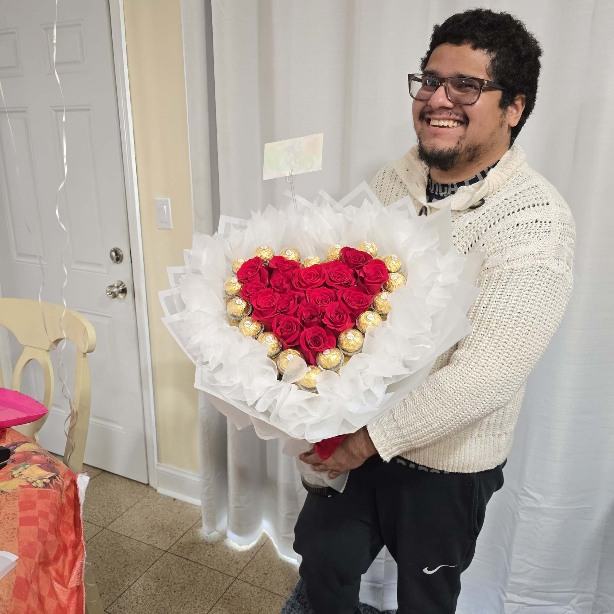 Includes fresh red roses and authentic Ferrero Rocher chocolates. The design of