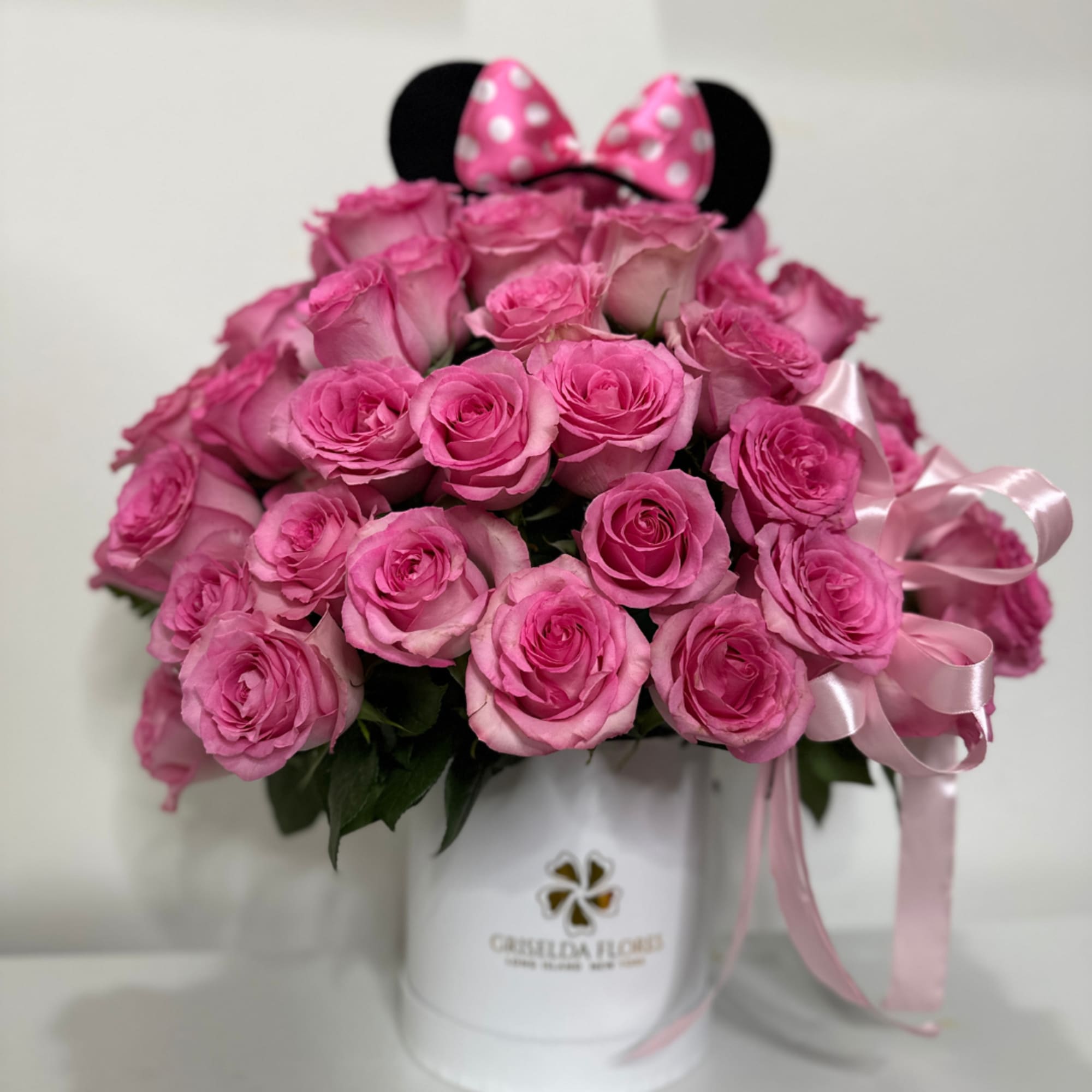 Caja con 50 rosas y diadema de Minnie Mouse