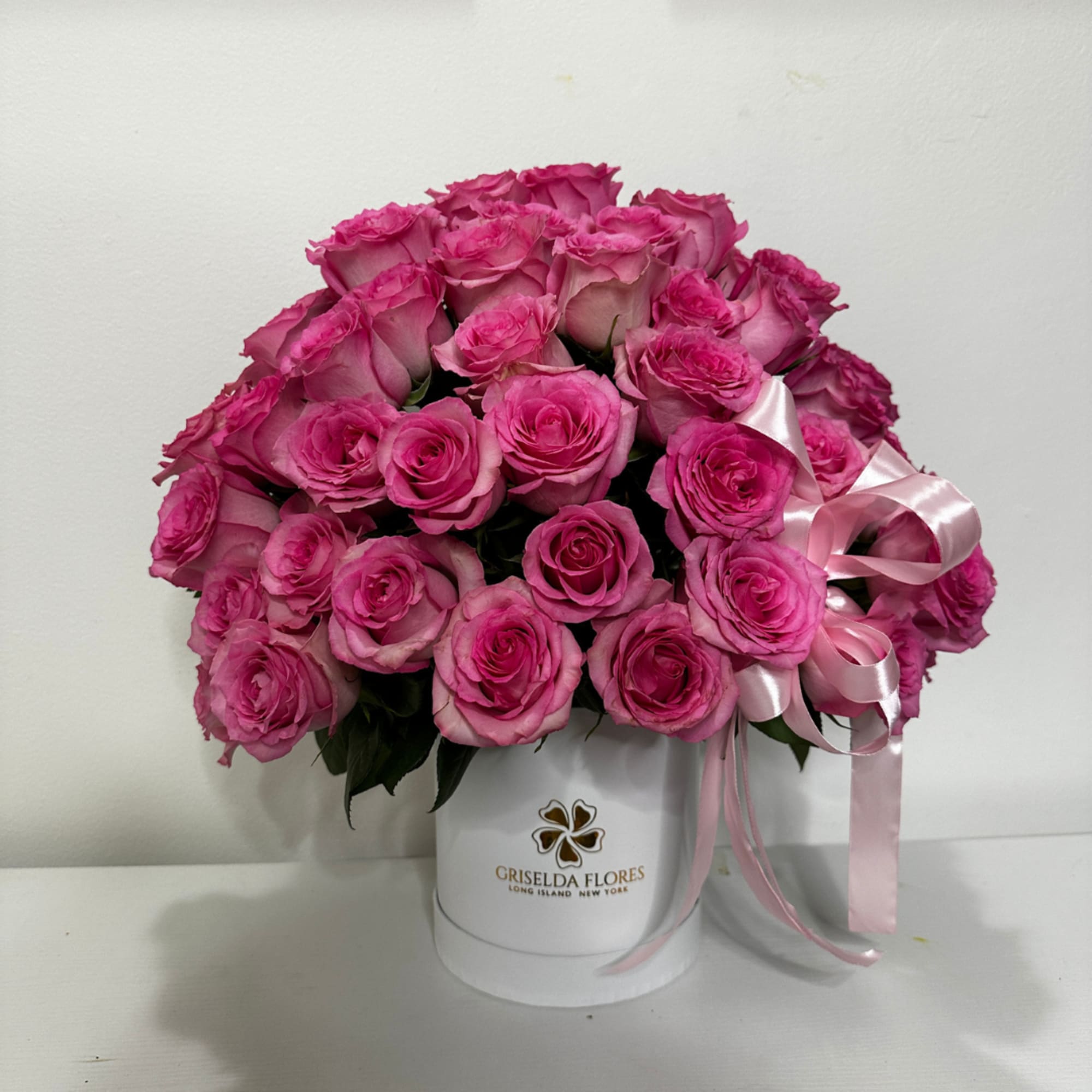 Caja con 50 rosas y diadema de Minnie Mouse