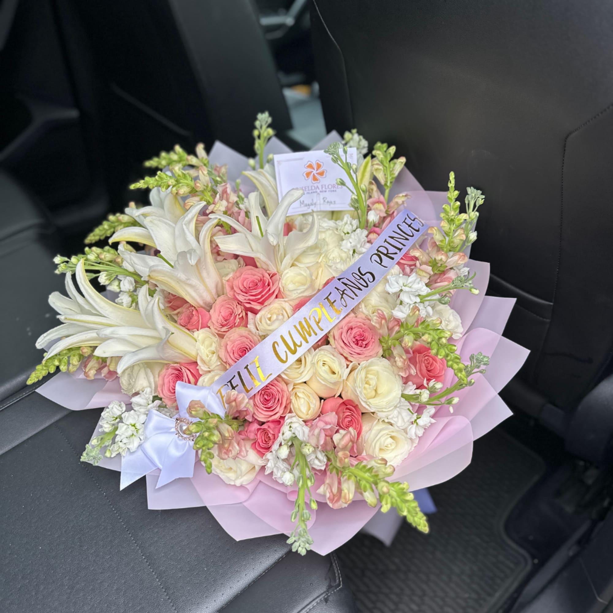 50 rosas, lirios y stock