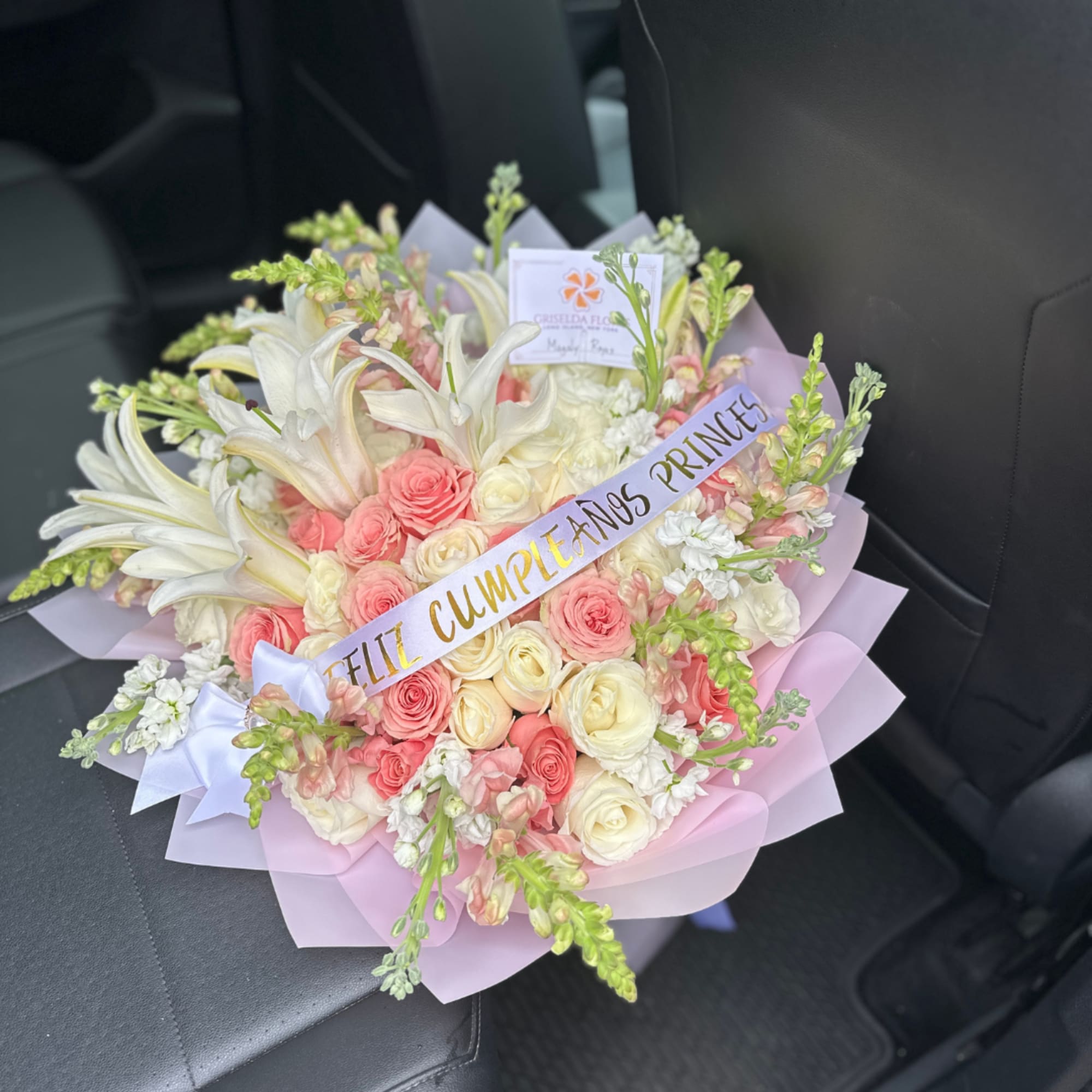 50 rosas, lirios y stock