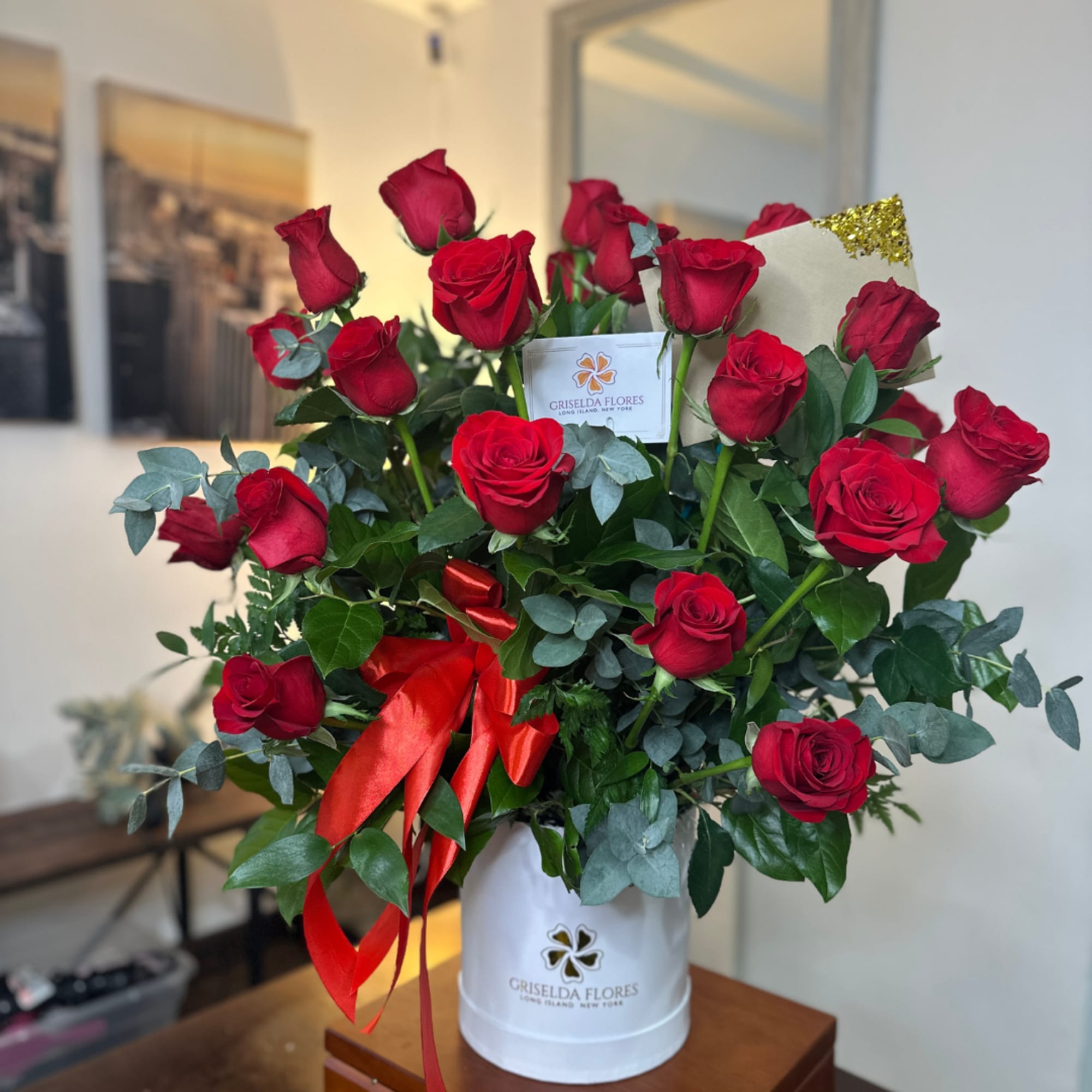 Caja con 24 rosas y eucalipto